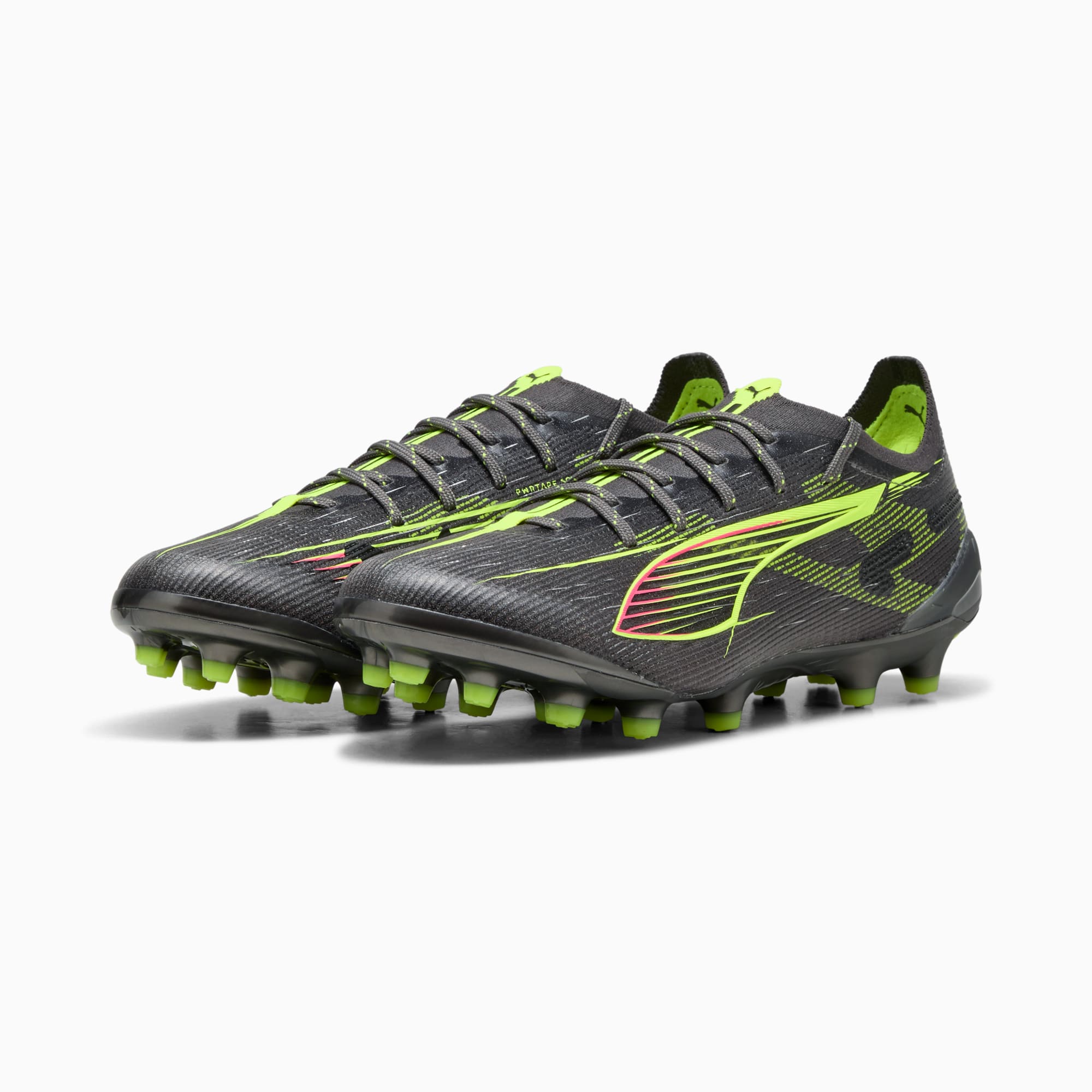 Schwarze PUMA Fußballschuhe mit neongrünen Akzenten und stromlinienförmigem Design.