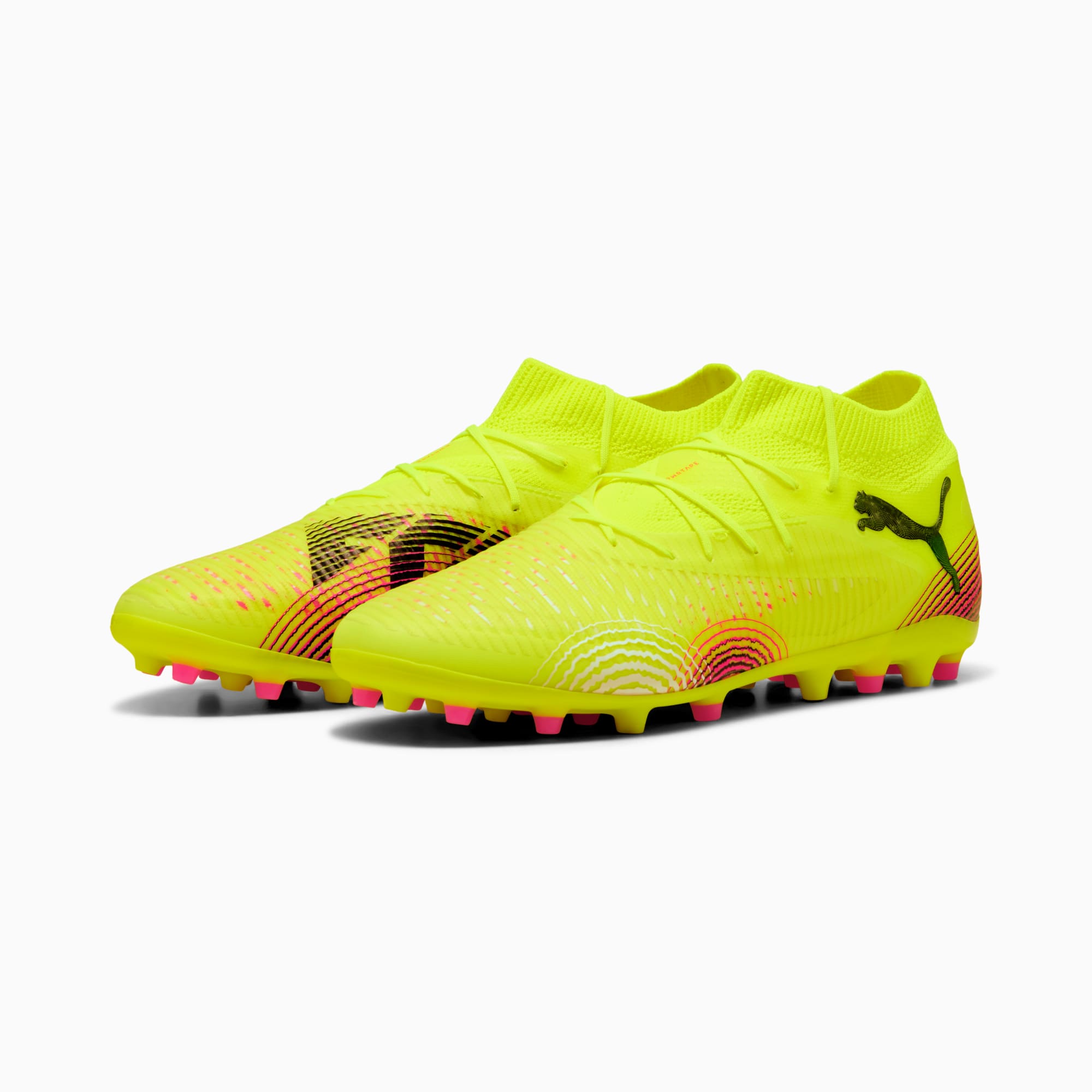 Chaussures de foot PUMA jaunes avec crampons roses et logo noir.