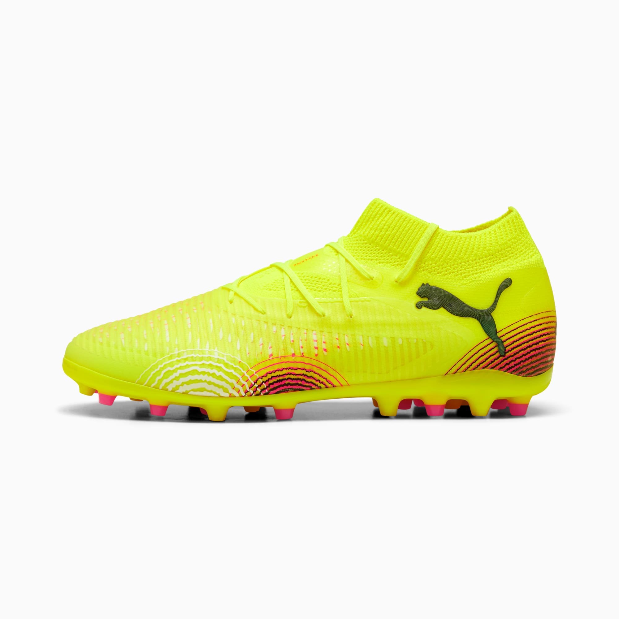 Chaussure de foot PUMA jaune avec col montant et graphisme coucher de soleil.