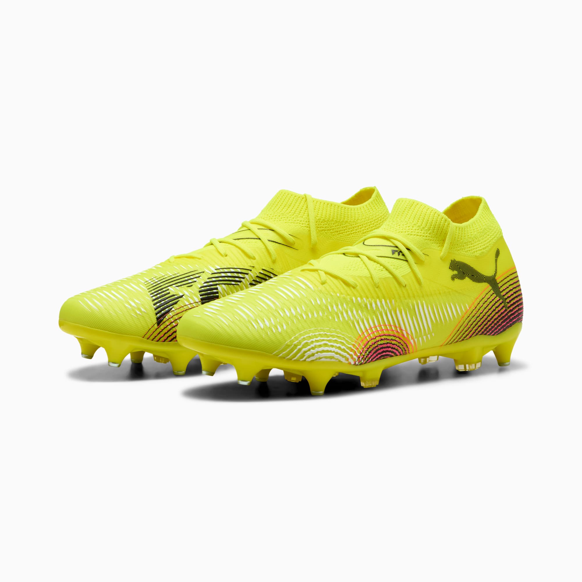 Chaussures de foot jaune PUMA adulte avec lacets et détails à motifs sur le dessus.
