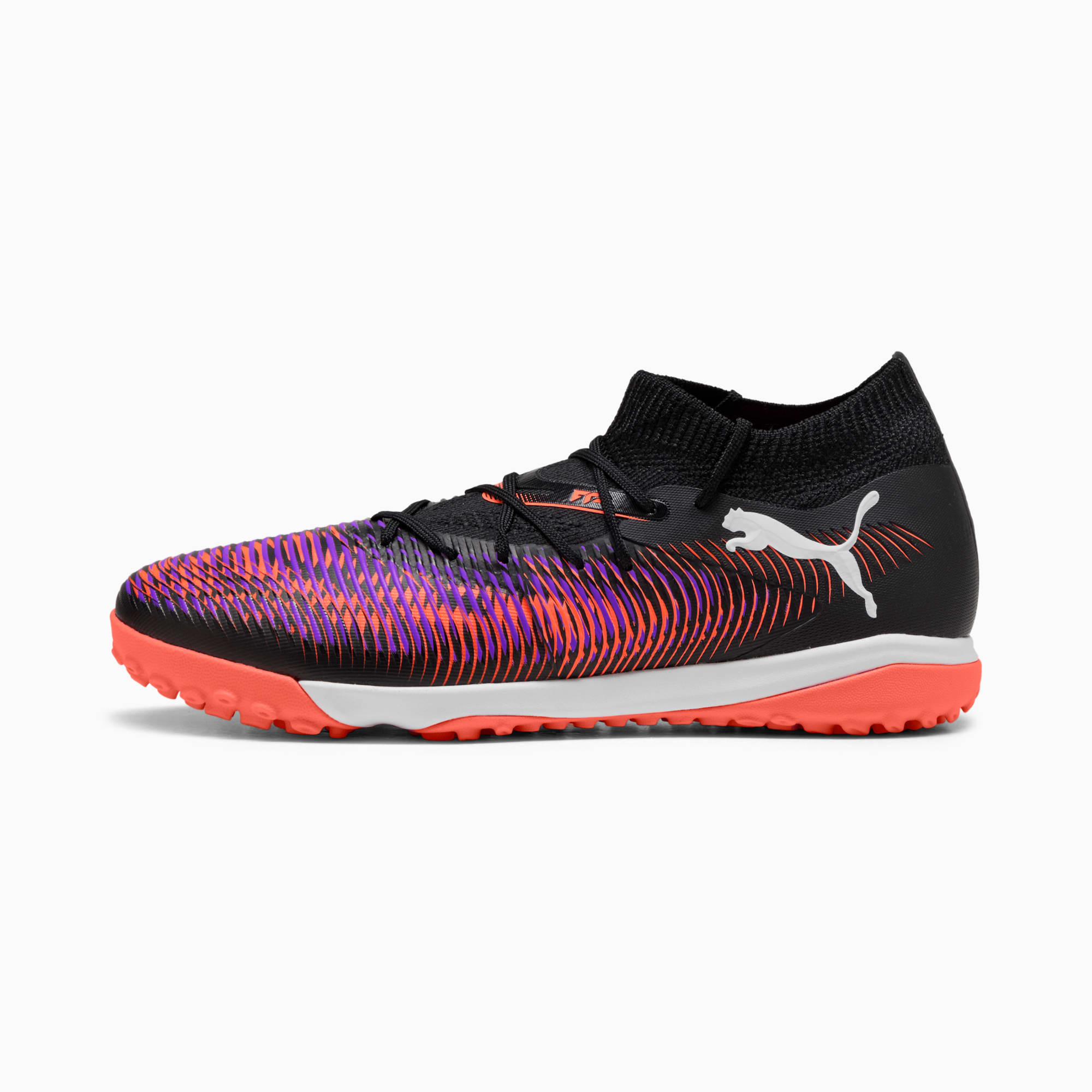 Chaussure de foot PUMA noire adulte, lignes violettes et orange, et col montant.