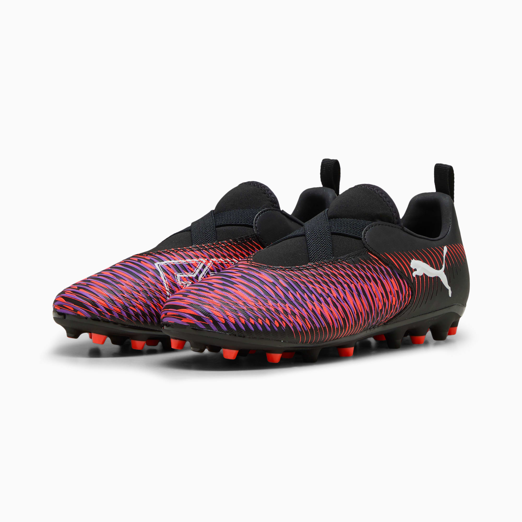 Scarpe da calcio PUMA nere, bambino, con motivo a strisce rosso e viola e chiusura a fascia incrociata.