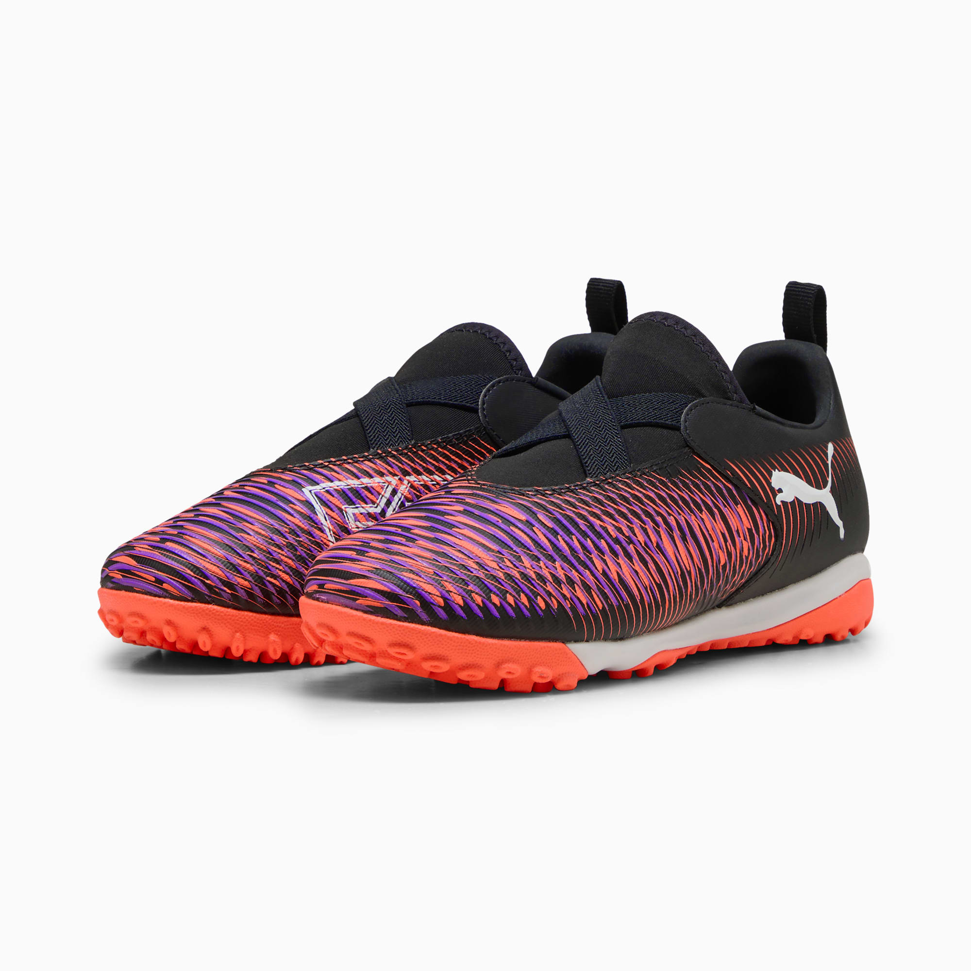 Chaussures de foot PUMA noires enfant avec motif rayé violet et orange.