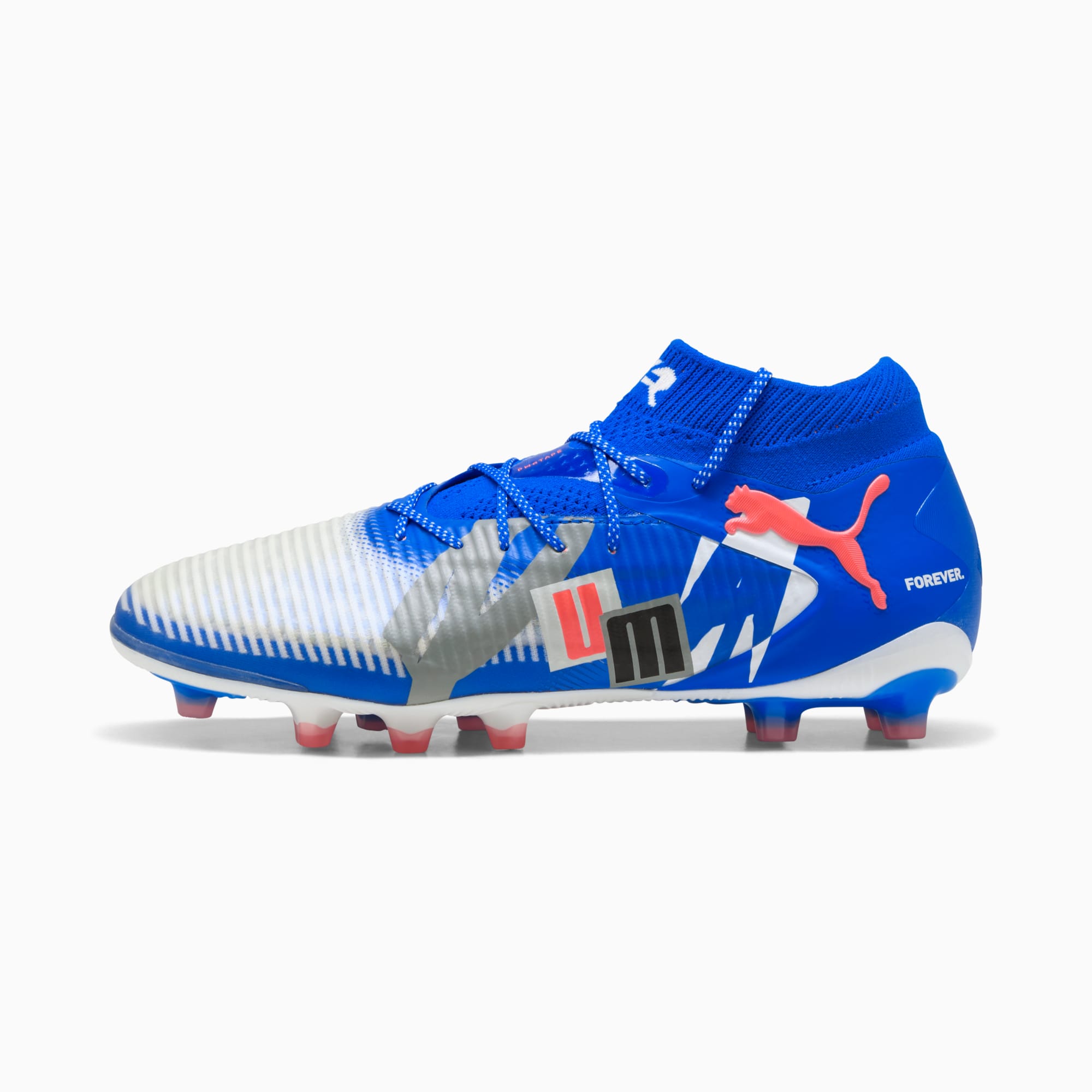 Chaussure de foot PUMA bleue avec rayures blanches, logo orange et semelle à crampons.