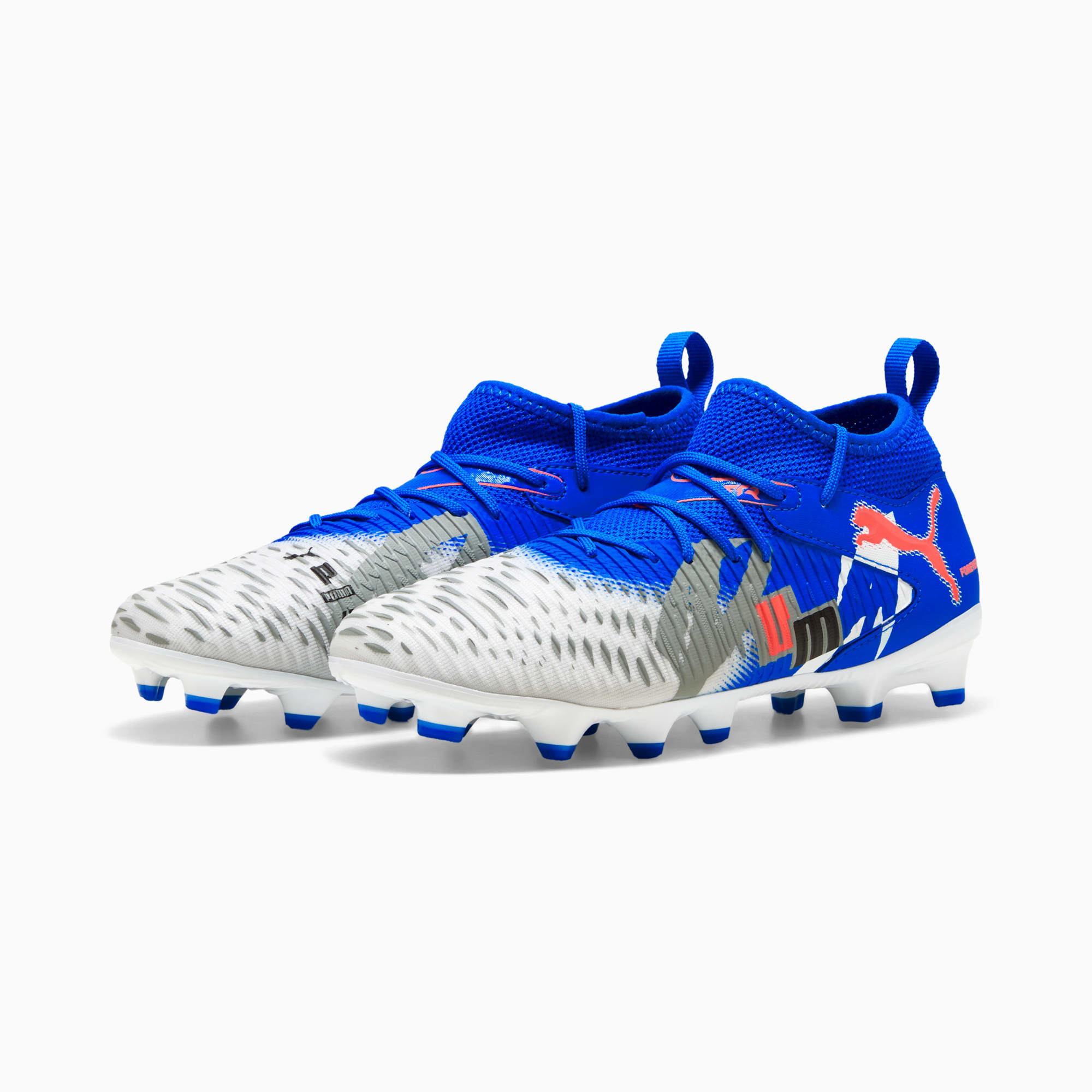 Blauwe PUMA voetbalschoenen, voor volwassenen, met wit en grijs teenpatroon.