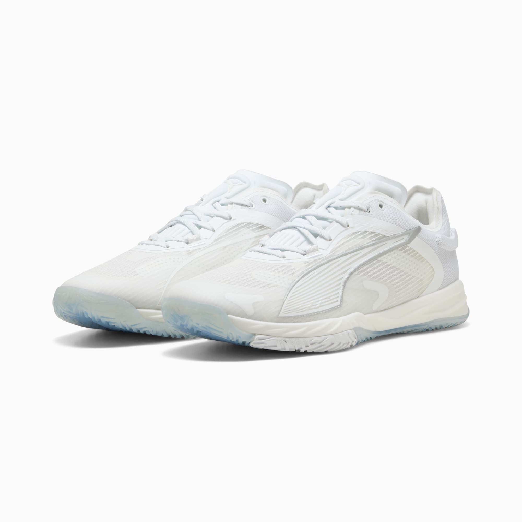Witte PUMA unisex schoenen met vetersluiting en rubberen zool.