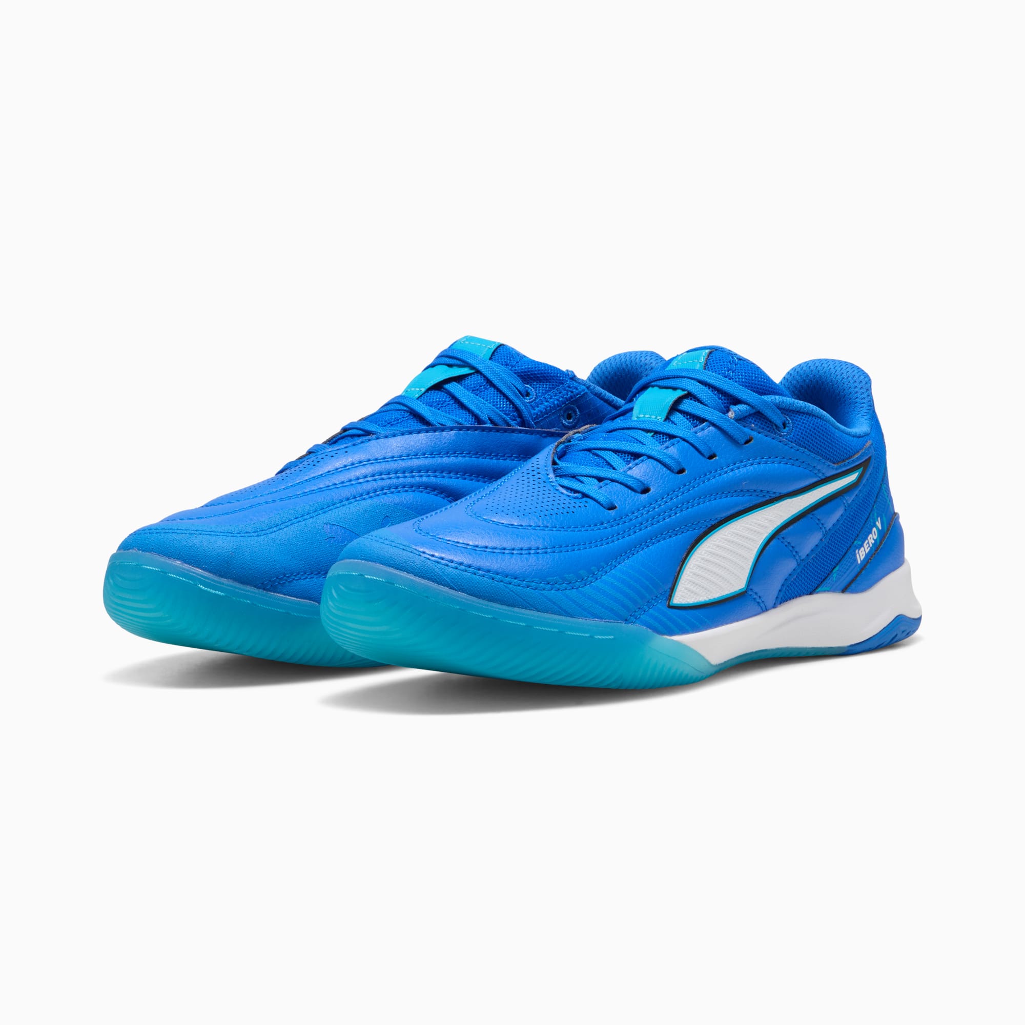Baskets PUMA bleues pour adultes, avec un design à lacets et une bande latérale blanche.