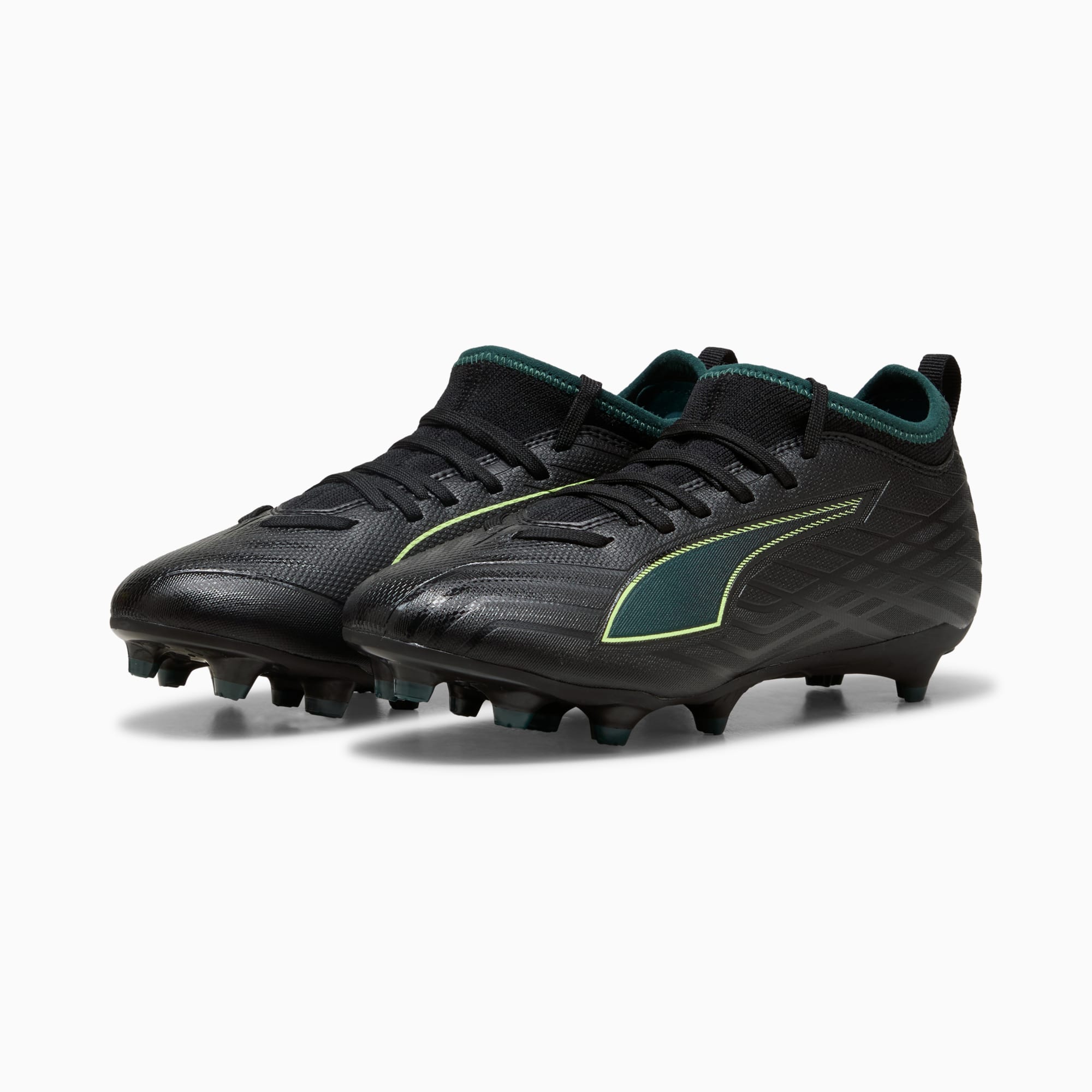 Scarpe da calcio PUMA unisex nere con logo verde e tomaia testurizzata.