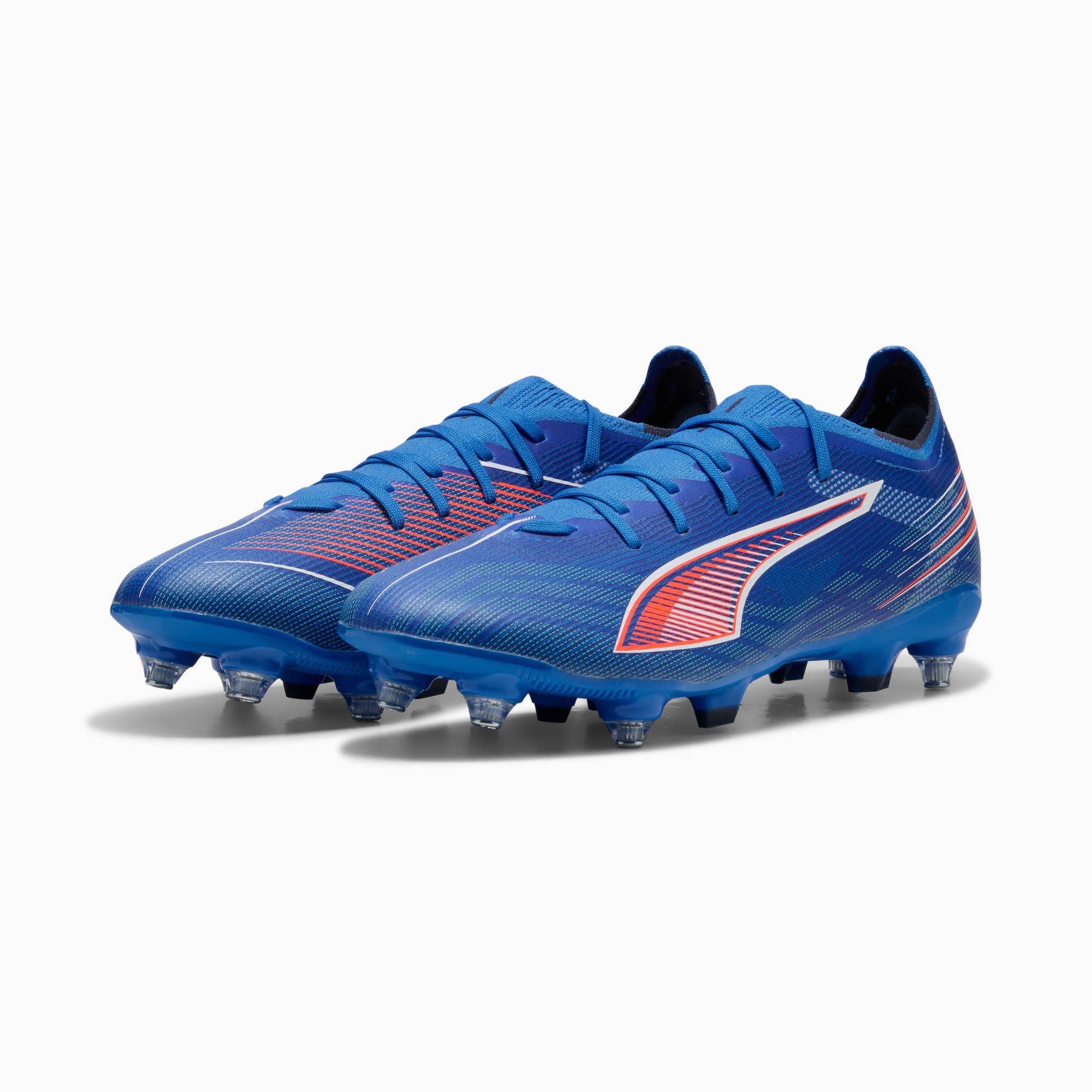 Chaussures de foot PUMA bleues à lacets avec détails rayés orange et blanc.