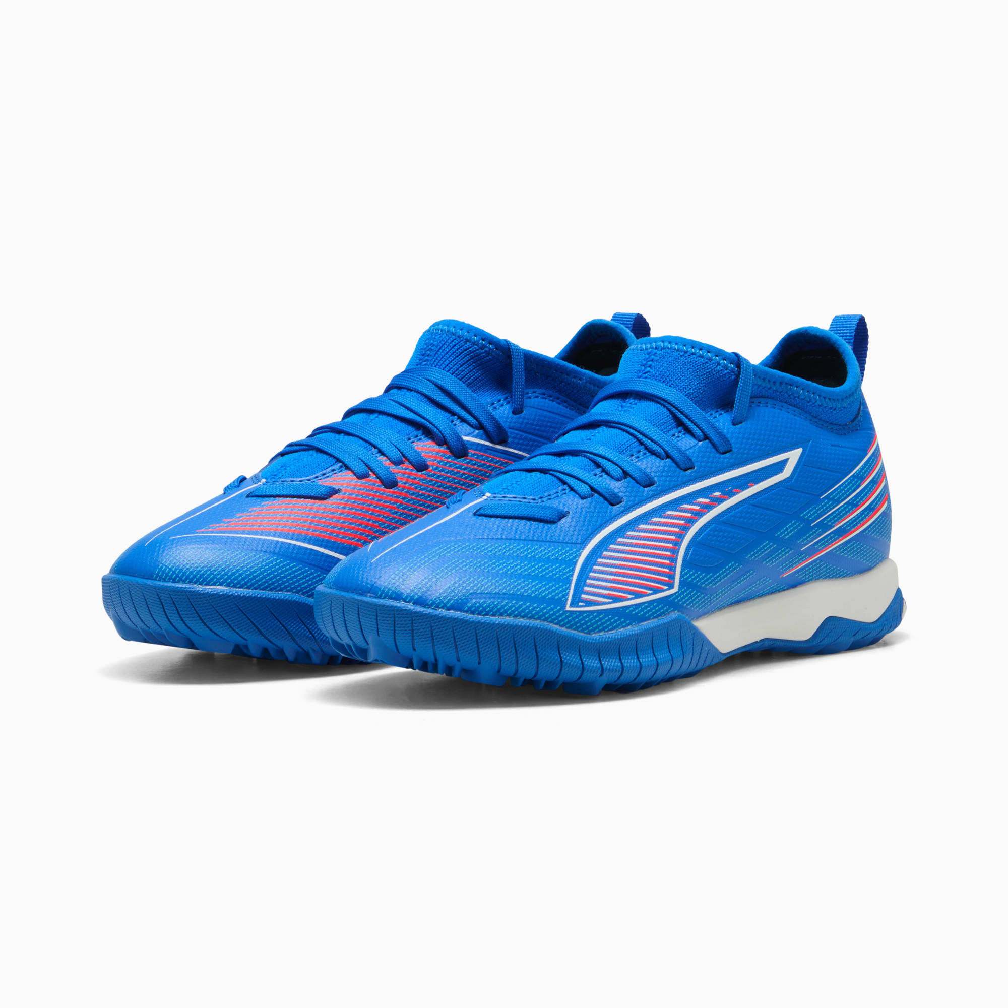 Scarpe da calcio PUMA blu da adulto con design a strisce bianche e rosse.