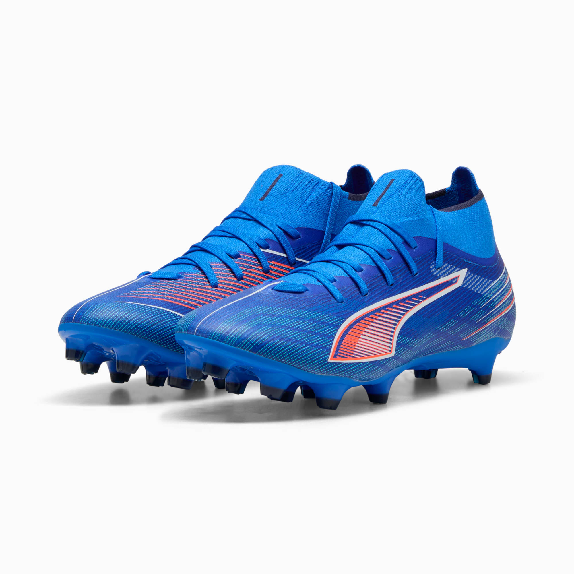 Scarpe da calcio blu PUMA da adulto con dettagli arancioni e bianchi e design high-top.