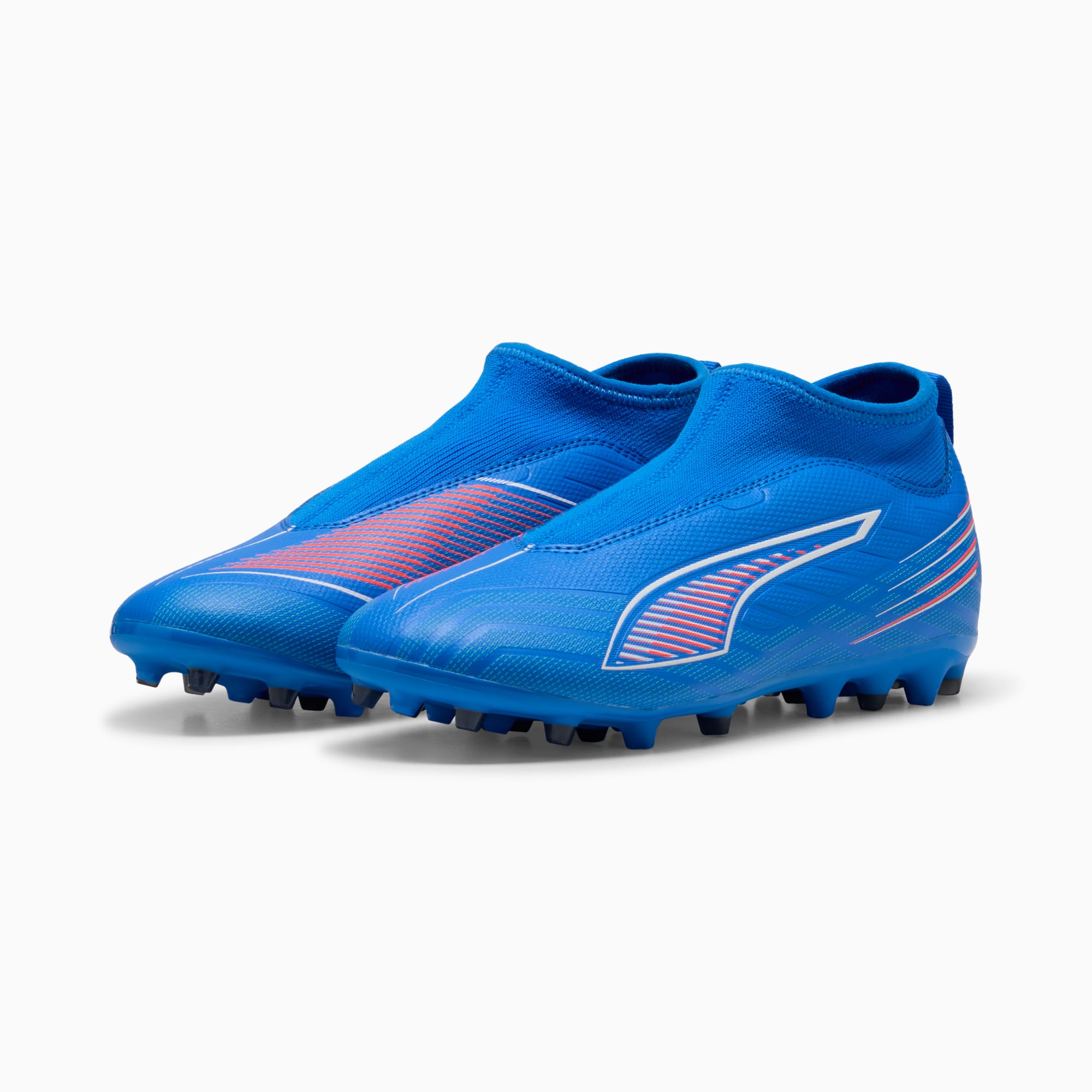 Chaussures de foot PUMA bleues pour jeunes, coupe chaussette et détails rayés.