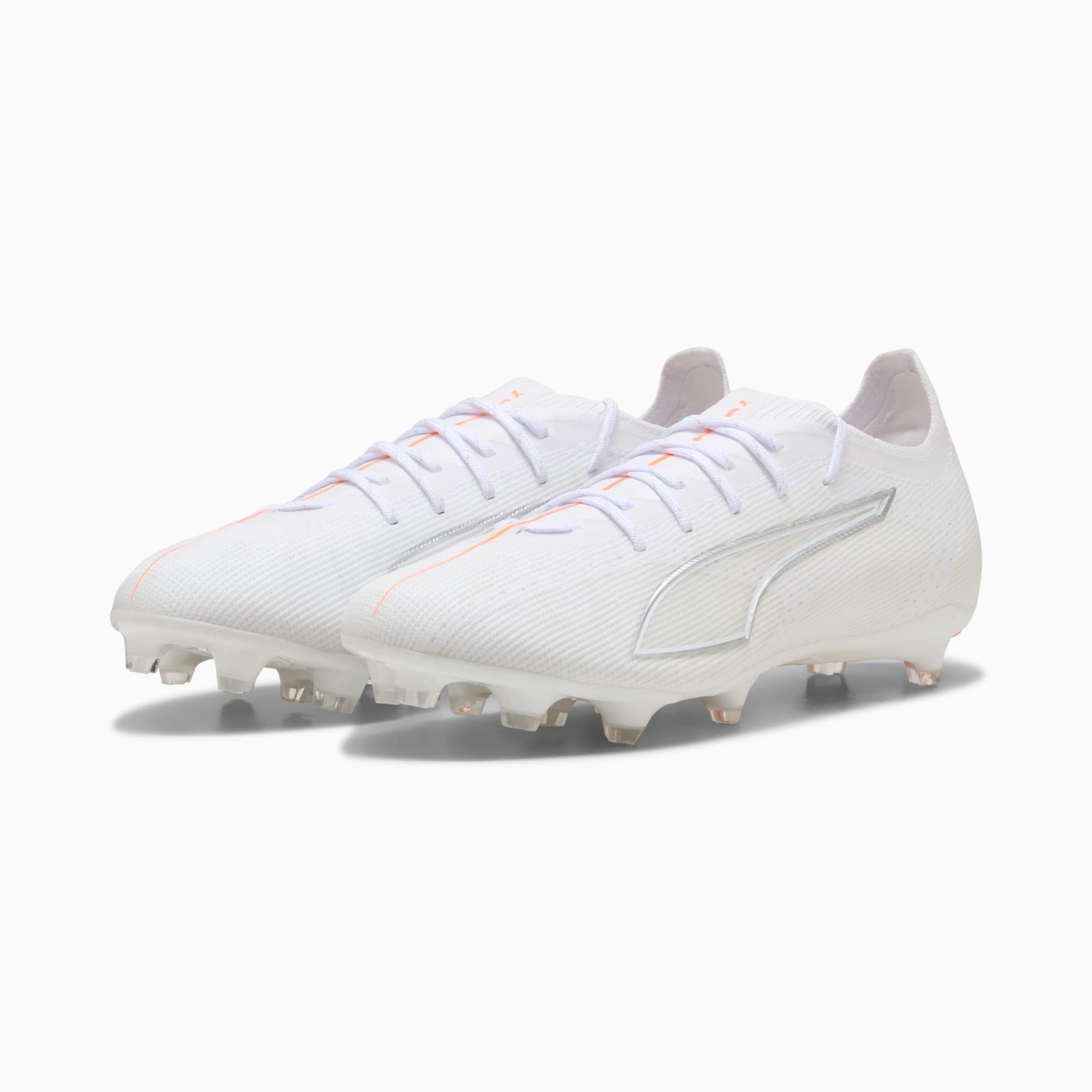 Chaussures de foot PUMA blanches avec lacets et logo argenté sur le côté.