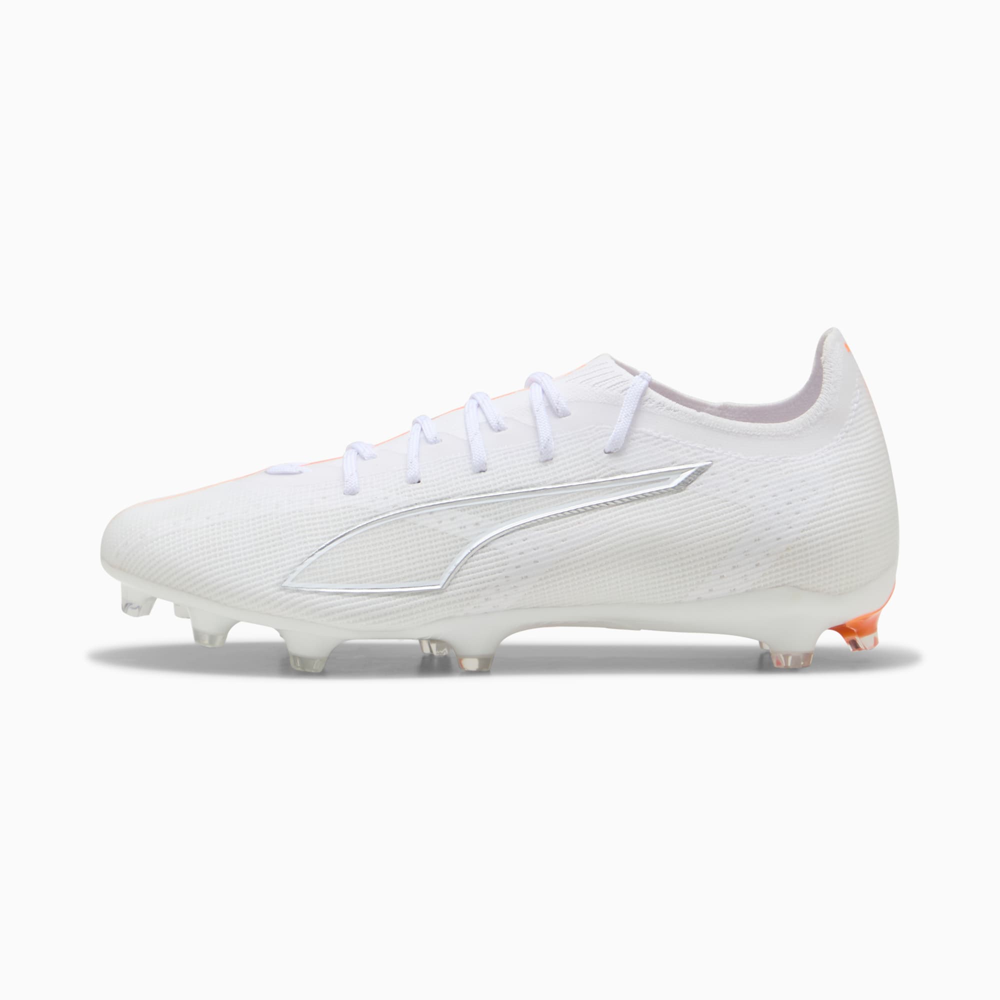 Chaussure de foot PUMA blanche adulte, logo argenté et semelle à crampons.