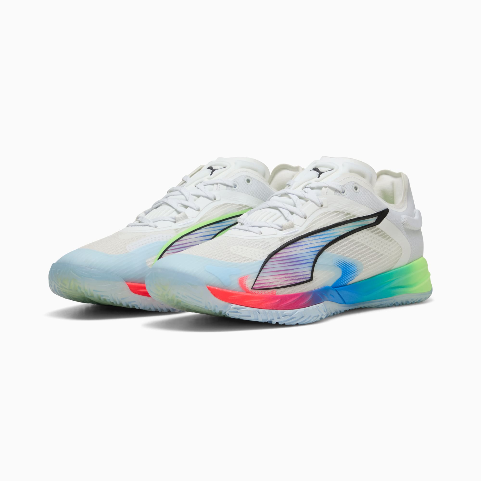 Scarpe da ginnastica unisex PUMA bianche con dettagli arcobaleno e tomaia in mesh traspirante.