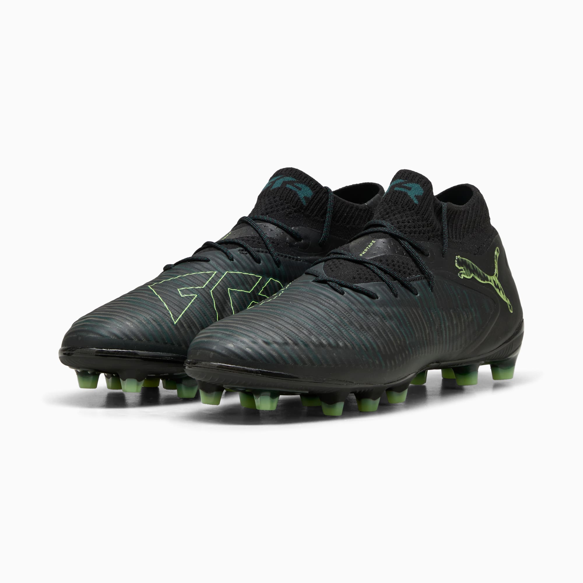 Chaussures de foot PUMA noires avec accents verts et texture côtelée pour adultes.