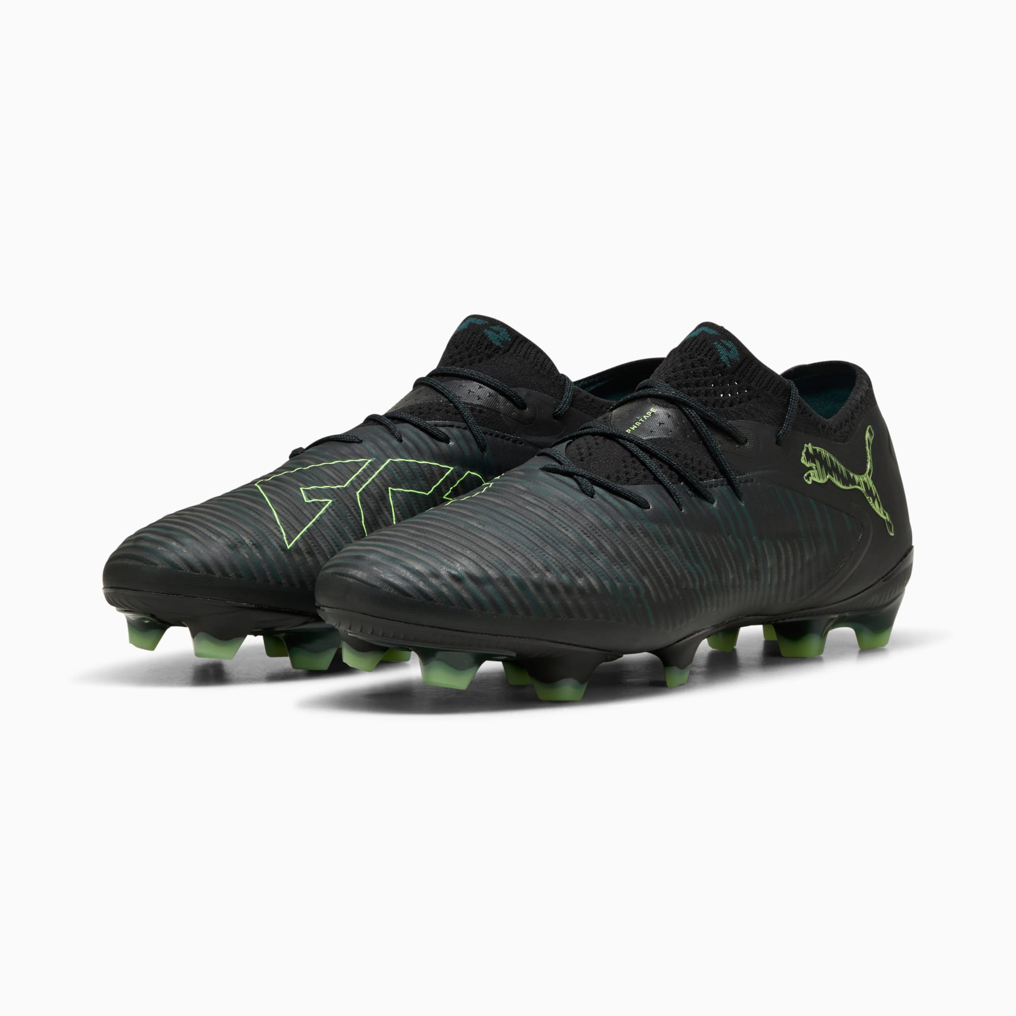 Chaussures de foot PUMA noires avec détails verts, lacets et dessus texturé.