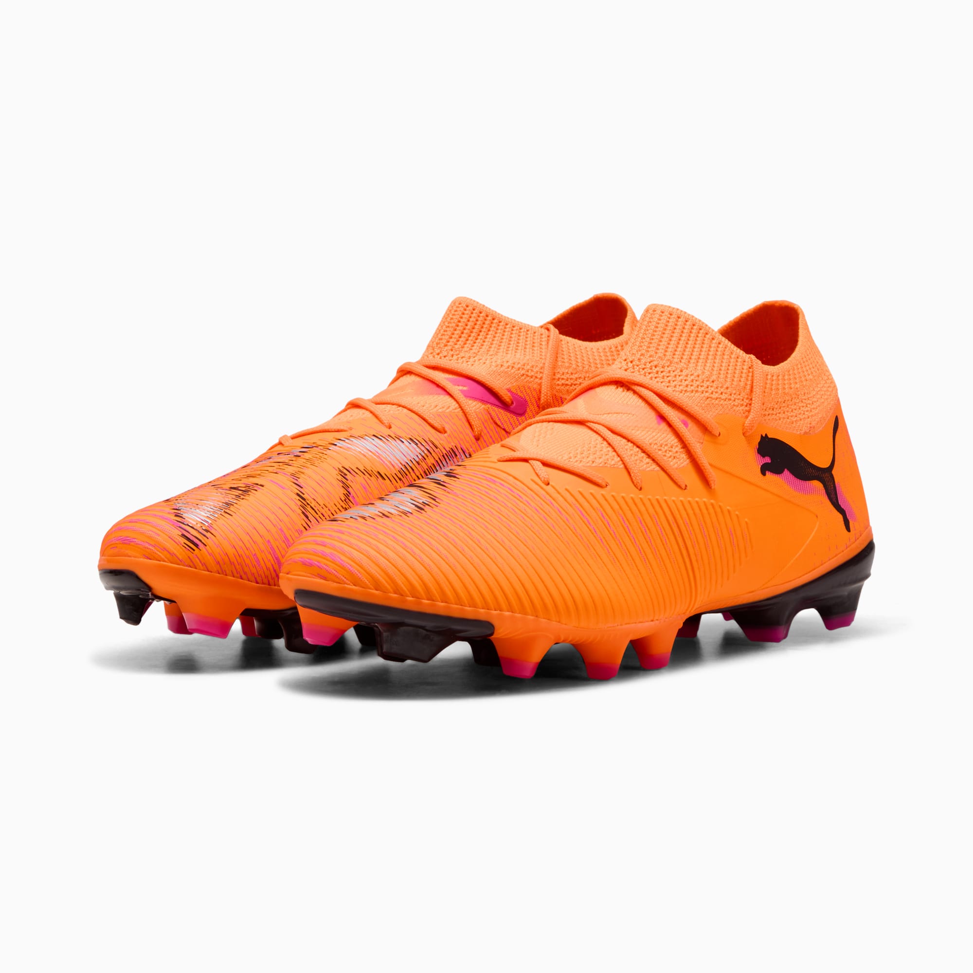 Scarpe da calcio PUMA arancioni da adulto, con design a righe e chiusura con lacci.