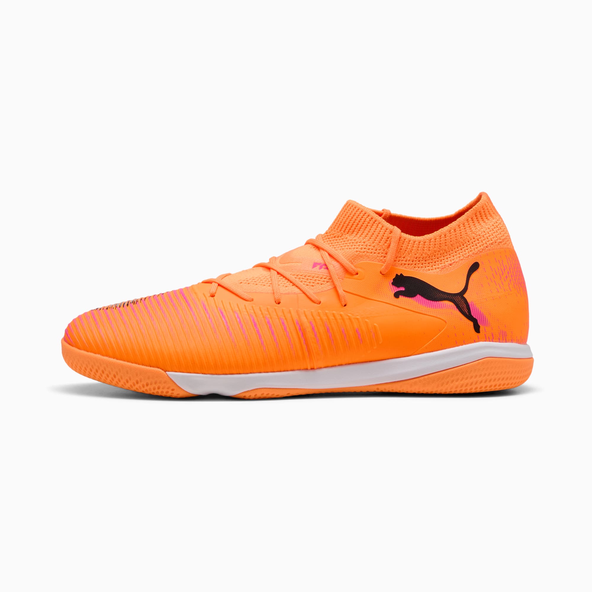 Oranger PUMA Hallenschuh mit sockenähnlicher Passform und pinken Streifendetails.