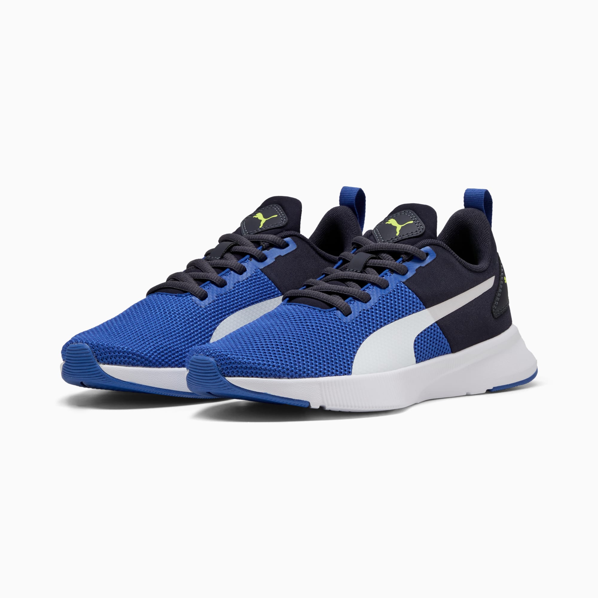 Baskets PUMA bleues, pour jeunes, avec une tige en mesh et une bande blanche sur le côté.