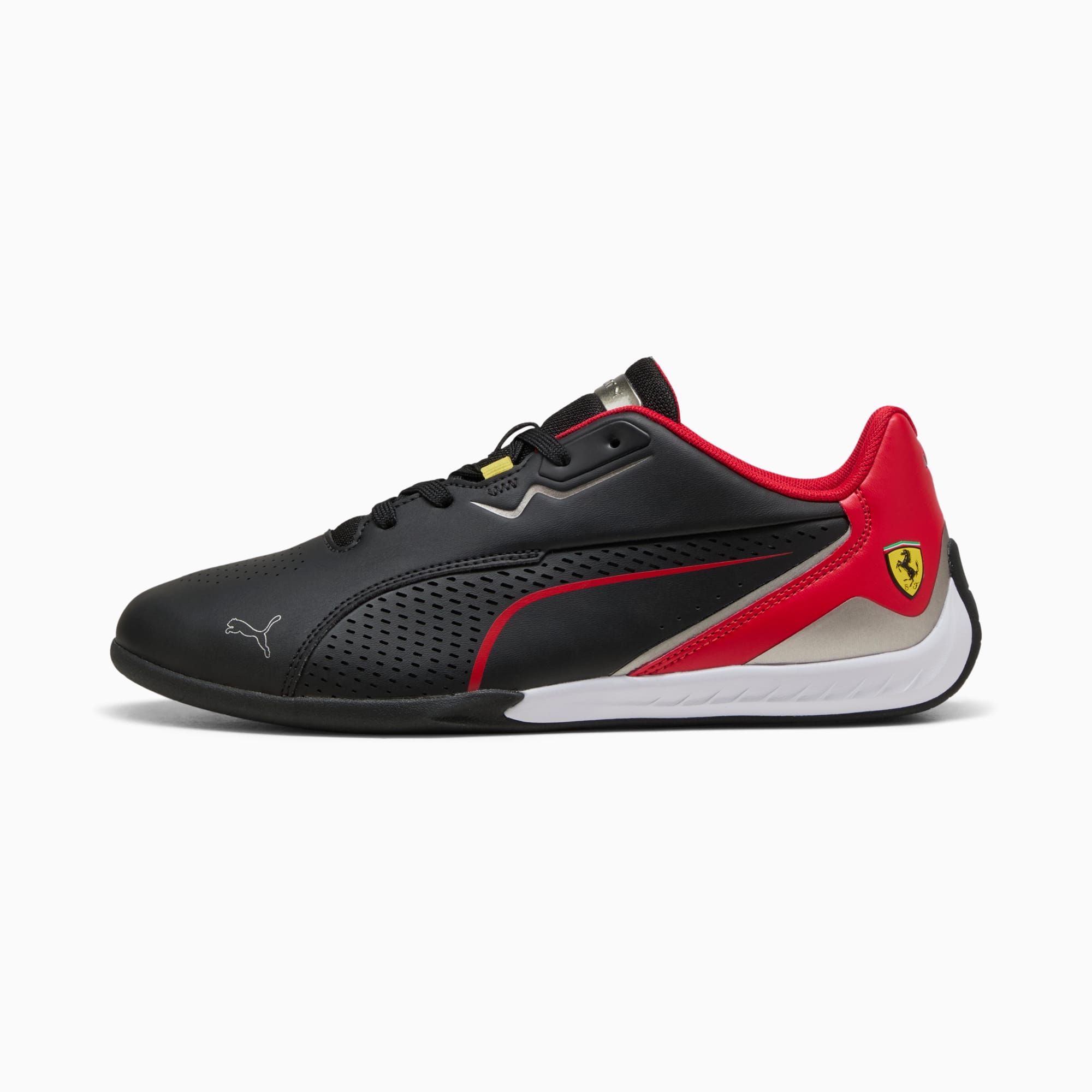Zwarte PUMA sneakers voor volwassenen met rode en witte details, en logo.