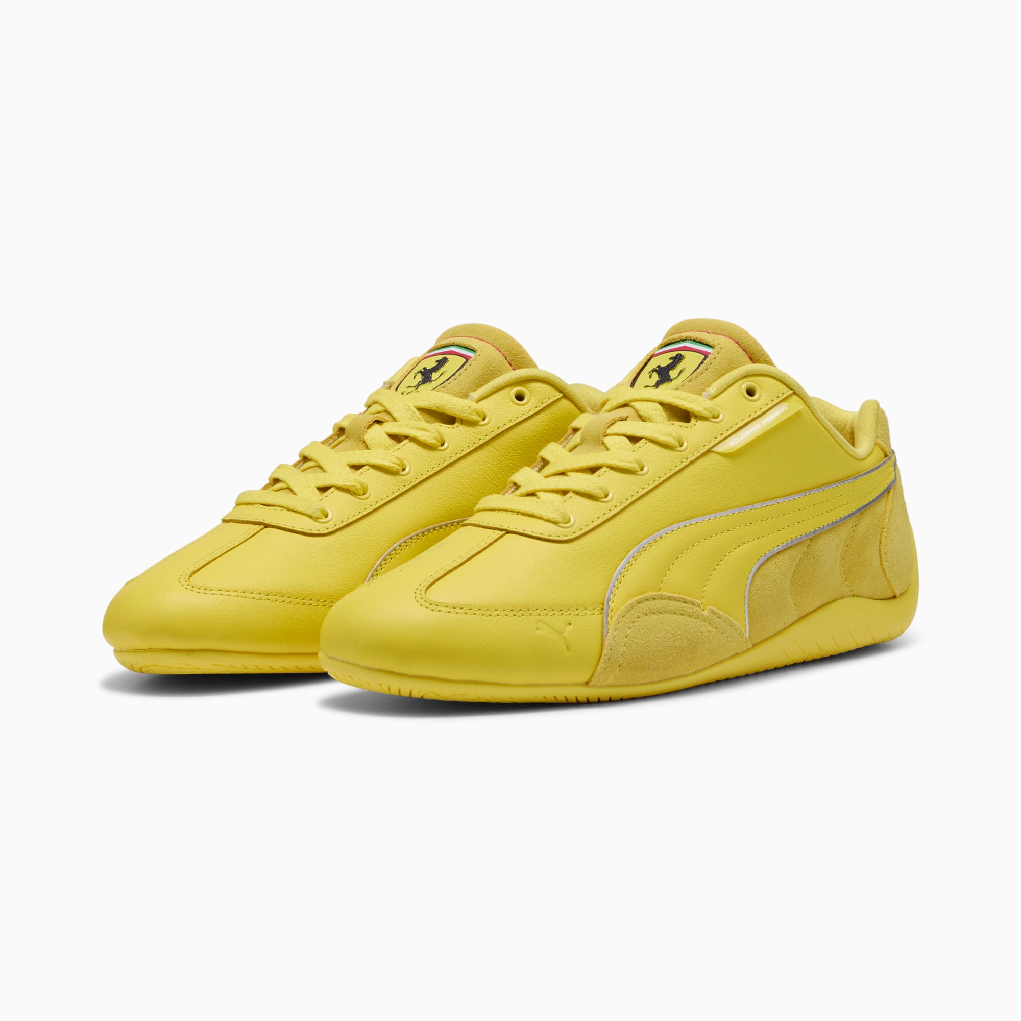Baskets jaunes PUMA, taille adulte, avec logo Ferrari et détails en daim.