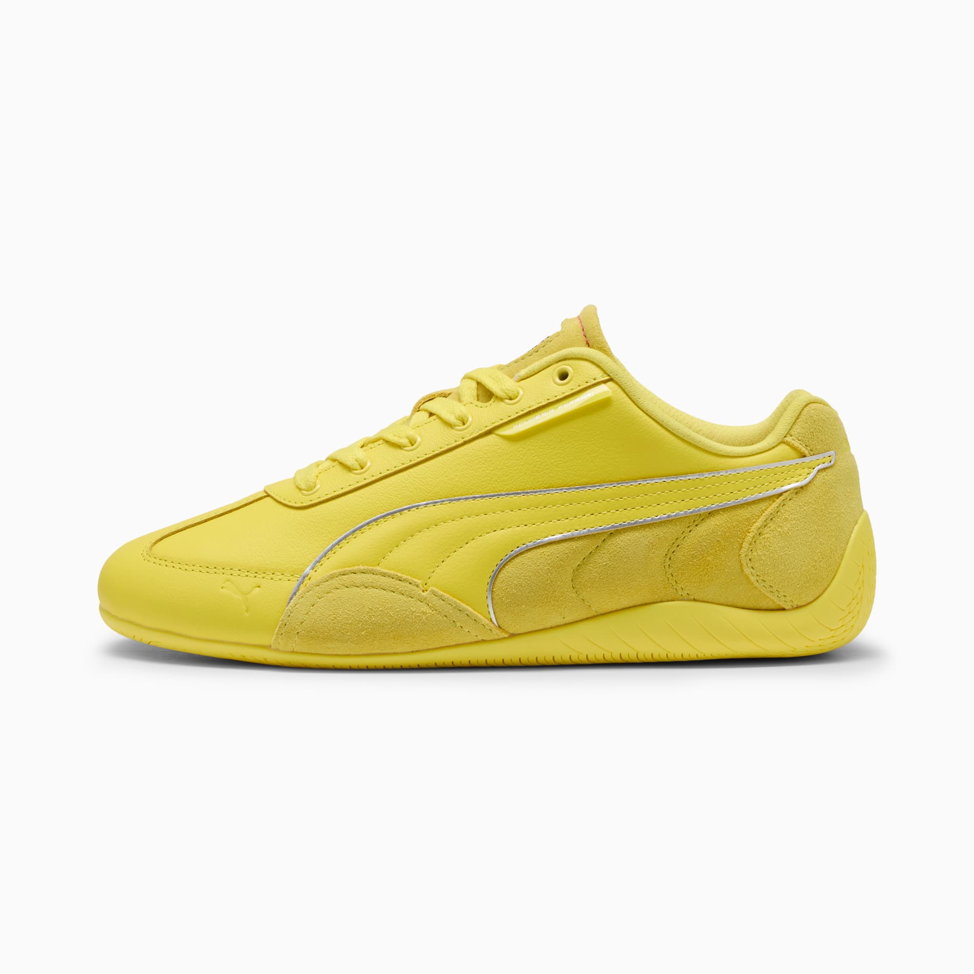 Chaussure jaune PUMA femme avec dessus en daim et simili cuir, bande argentée.