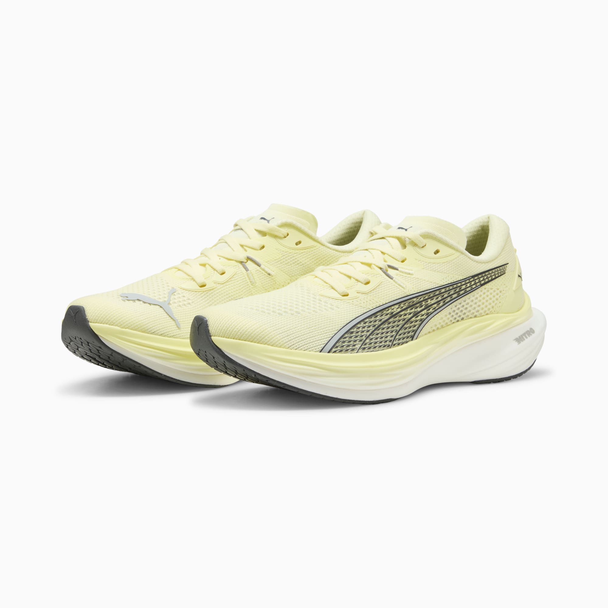 Gelbe PUMA Laufschuhe für Erwachsene mit gemustertem Seitenstreifen und Schnürverschluss.