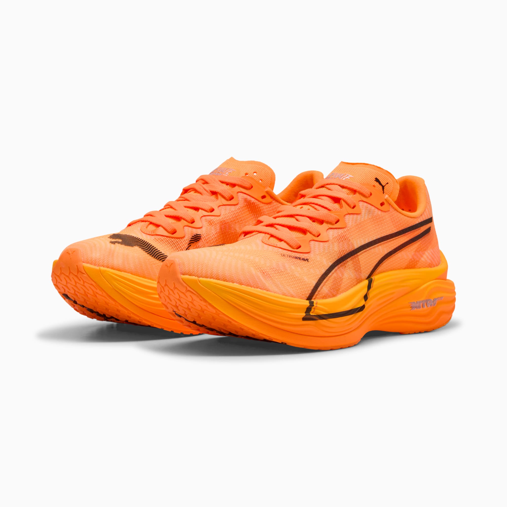 Orangefarbene PUMA Laufschuhe für Erwachsene mit strukturierter Sohle und Schnürverschluss.