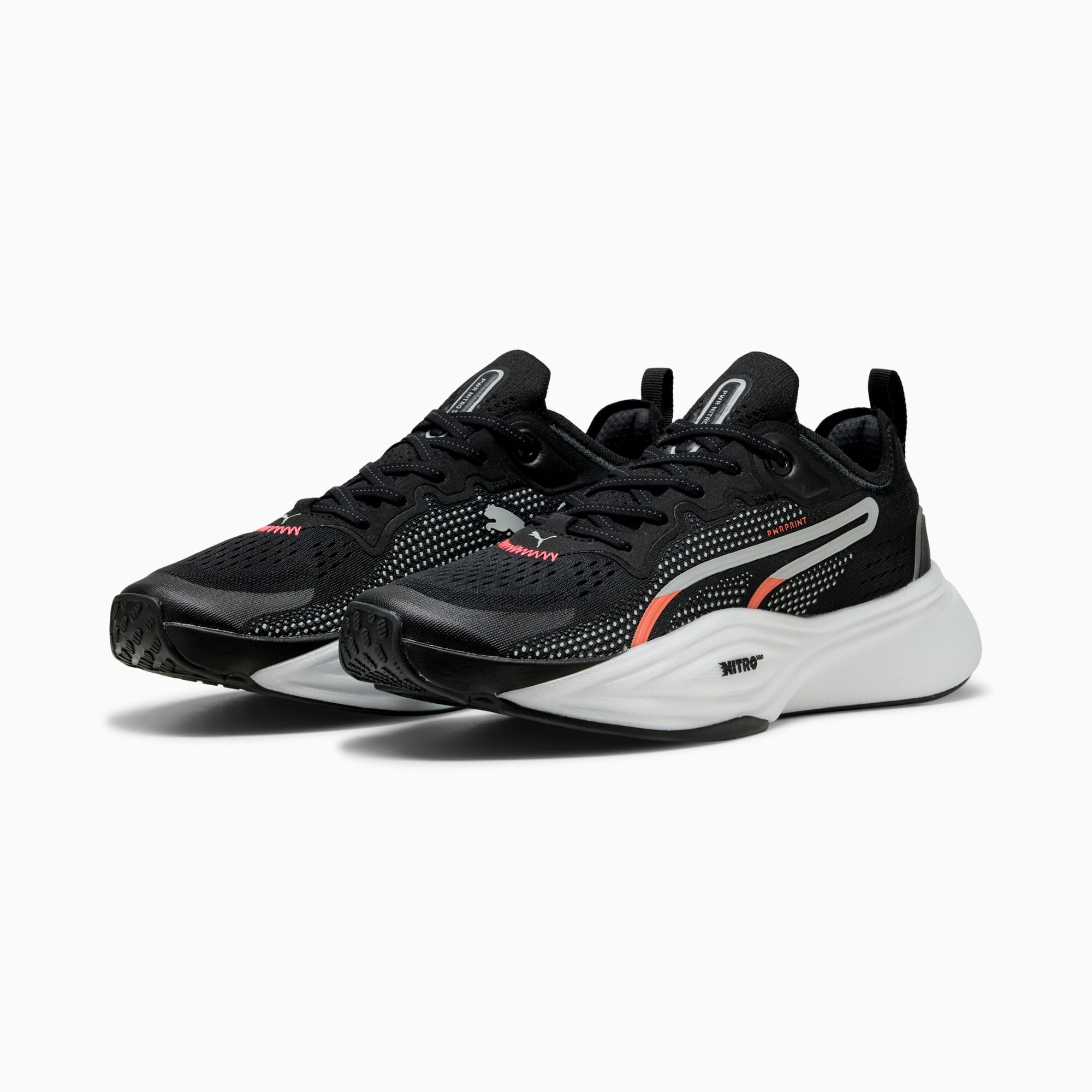 Scarpe da ginnastica nere PUMA da adulto, con tomaia in mesh e dettagli bianchi e corallo.