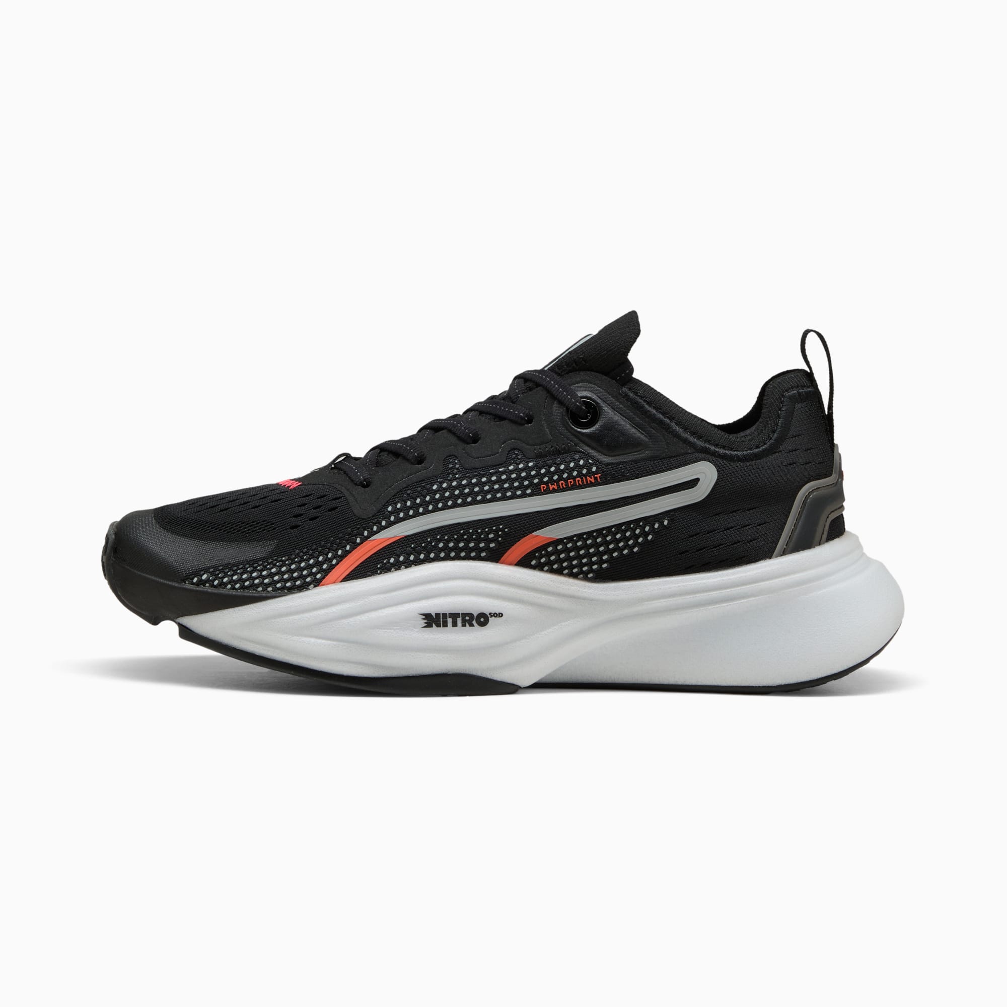 Chaussure de course unisexe PUMA noire avec semelle blanche et détails orange et argent.