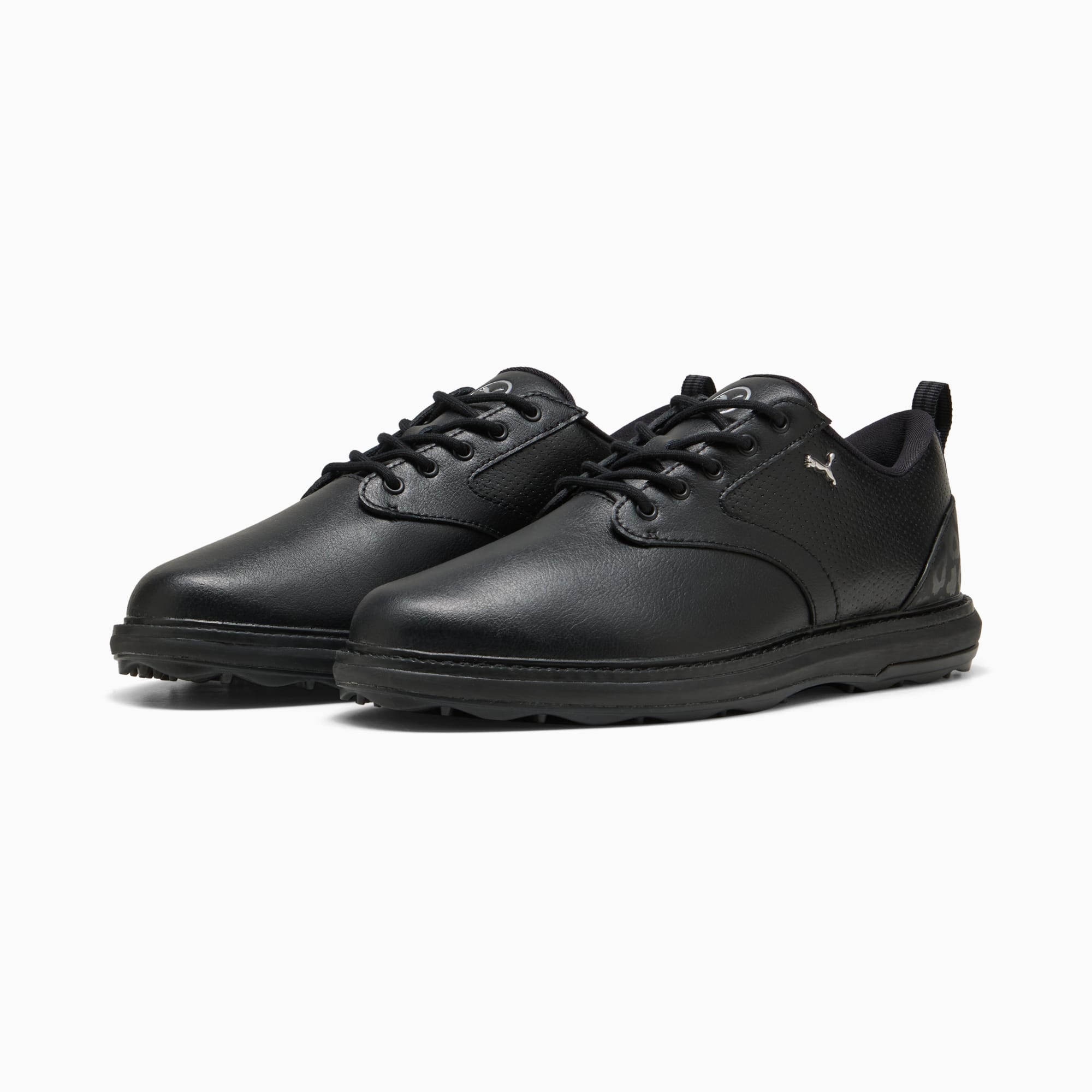 Zwarte PUMA golfschoenen voor volwassenen, met vetersluiting en getextureerde details.