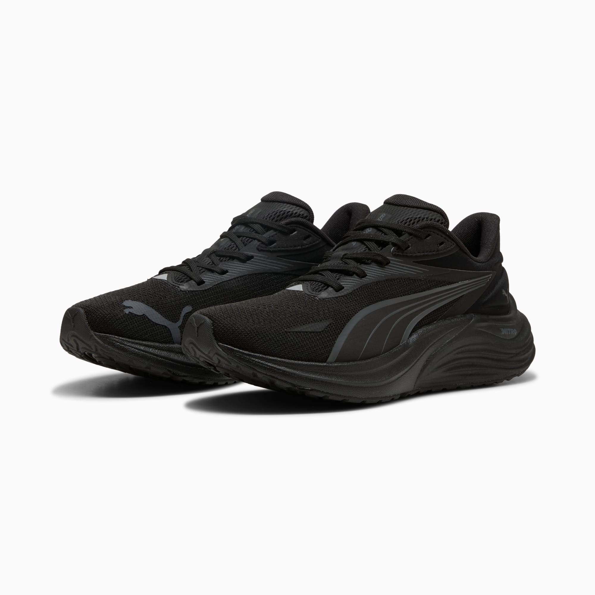 Chaussures d'entraînement unisexes PUMA noires avec empeigne en mesh et semelle amortie.