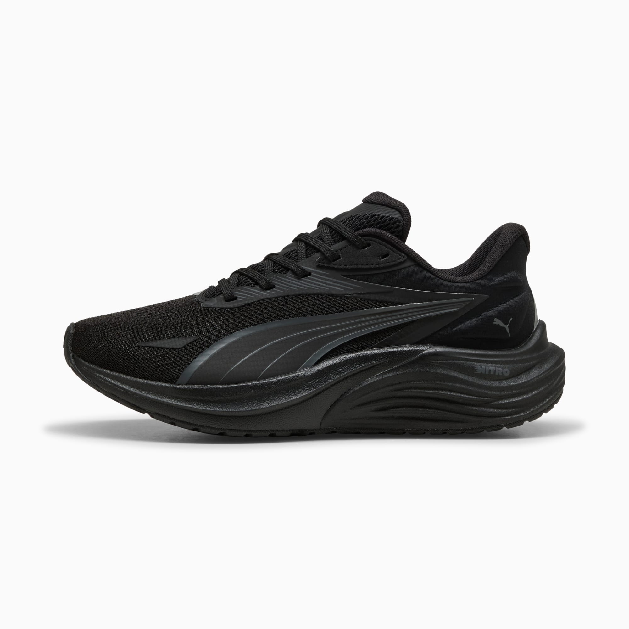 Chaussure de course noire PUMA avec empeigne en maille et semelle épaisse.