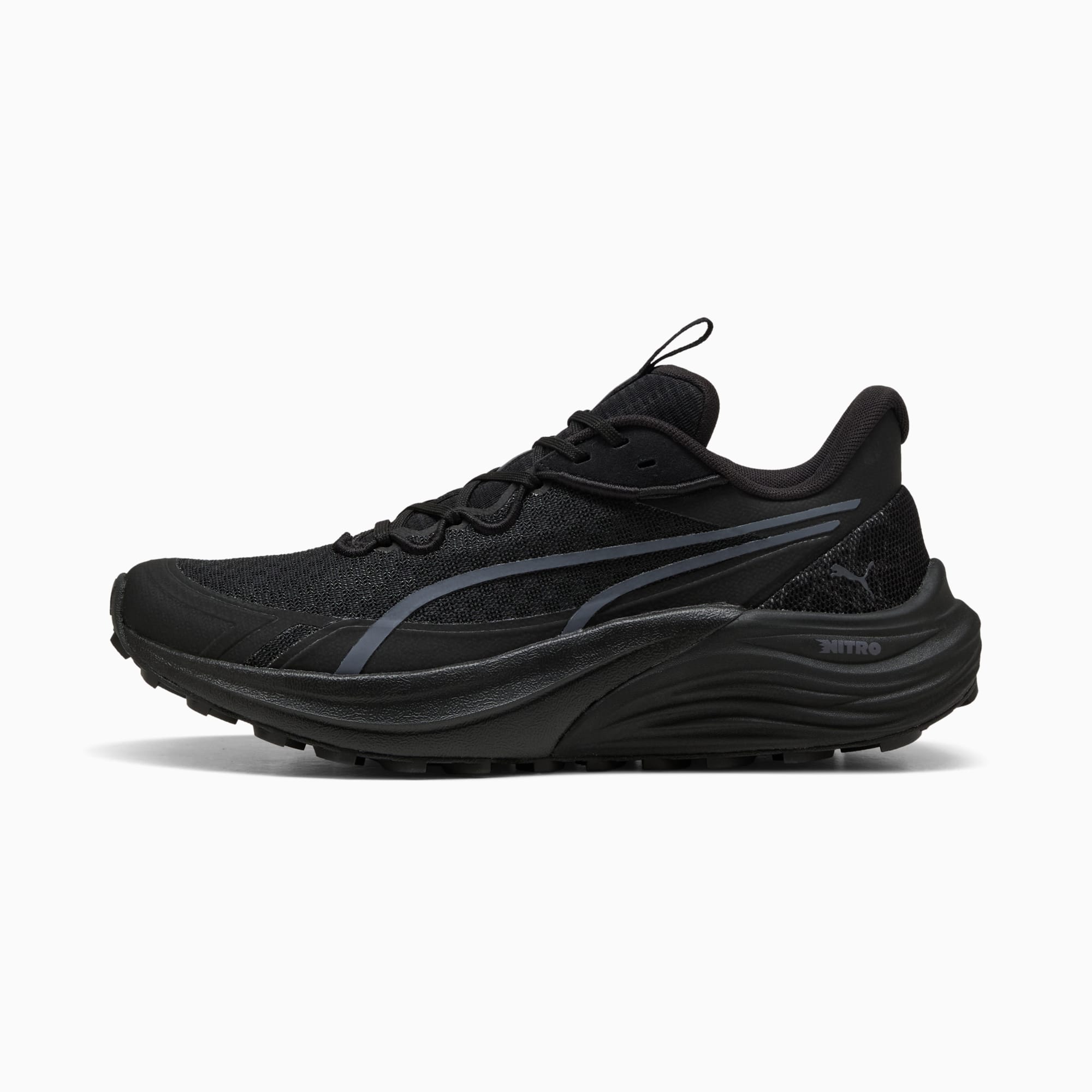 Zwarte PUMA hardloopschoen voor volwassenen met een gestructureerde zool en subtiele logo details.