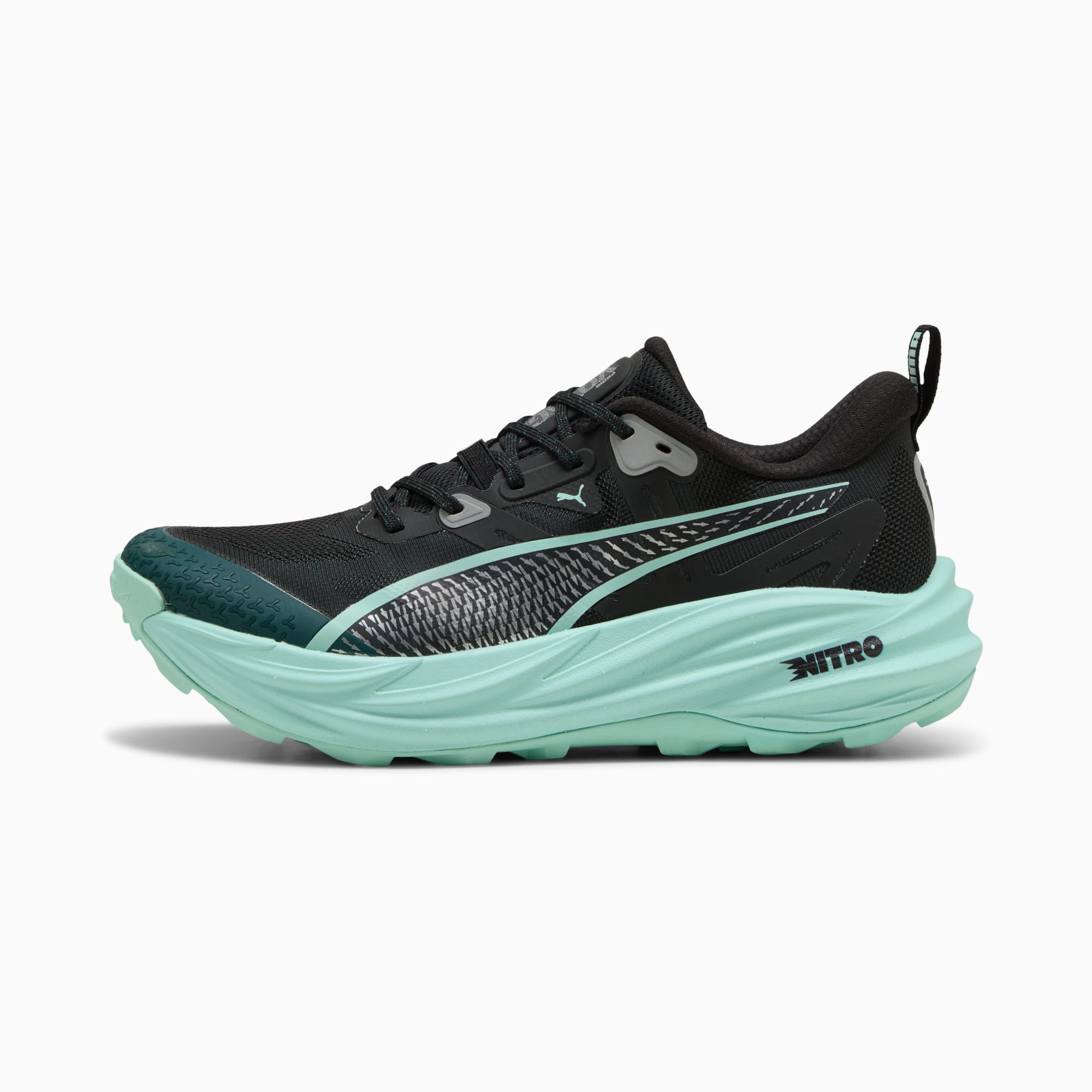 Zapatilla de trail PUMA negra con suela verde menta y franja gris para adultos.