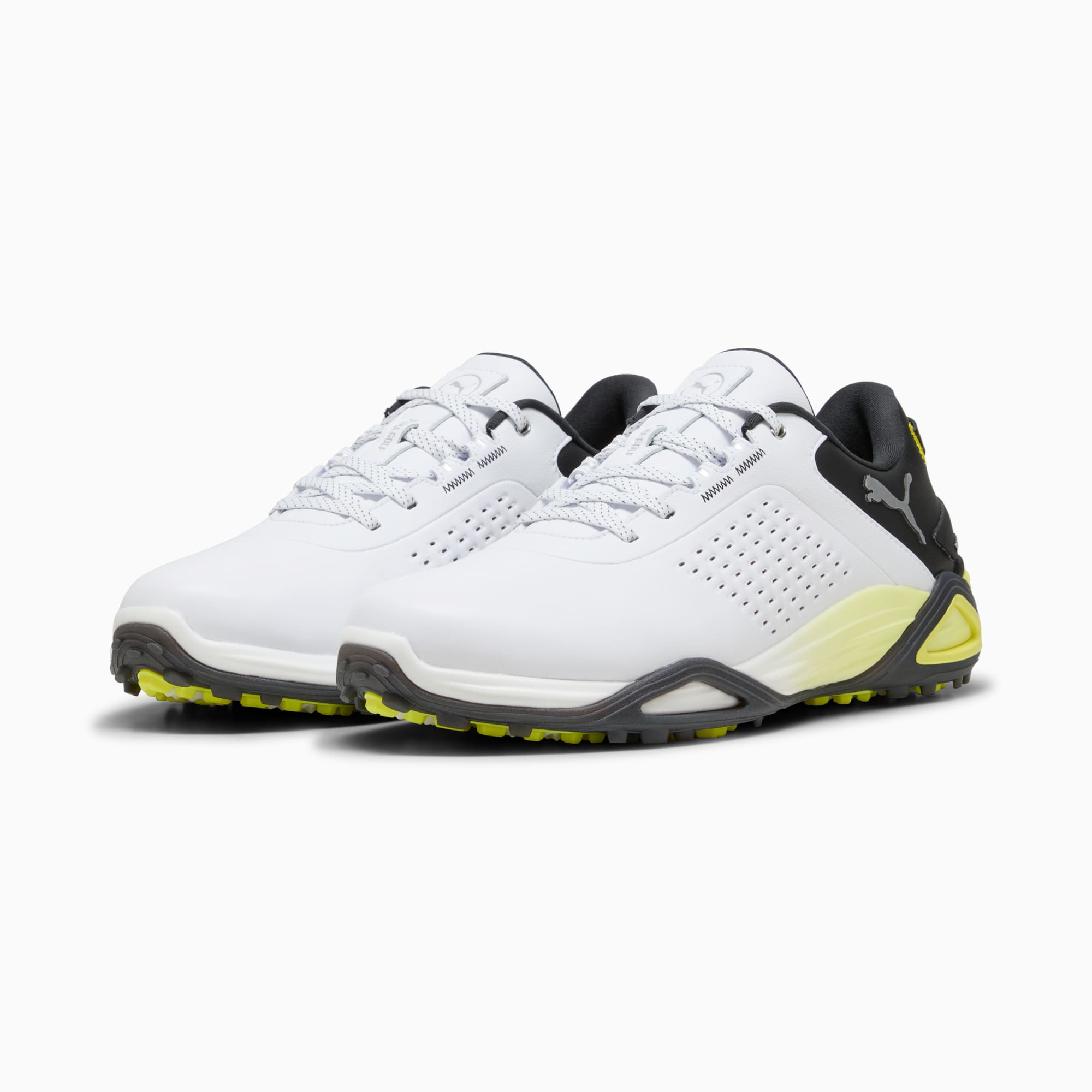 Chaussures de golf PUMA blanches pour adultes avec lacets, micro-perforations et semelle bicolore.
