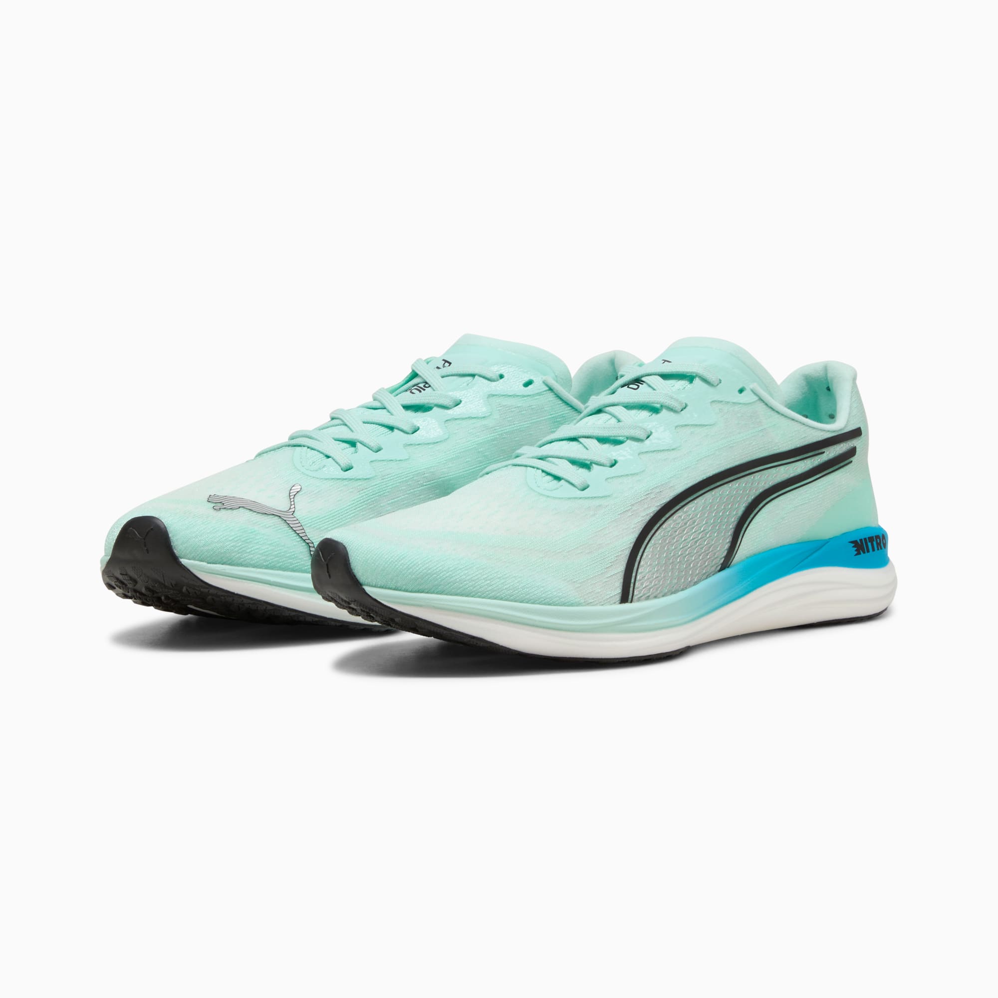 Baskets turquoise PUMA pour femmes avec bandes Formstrip noires et argentées sur les côtés.