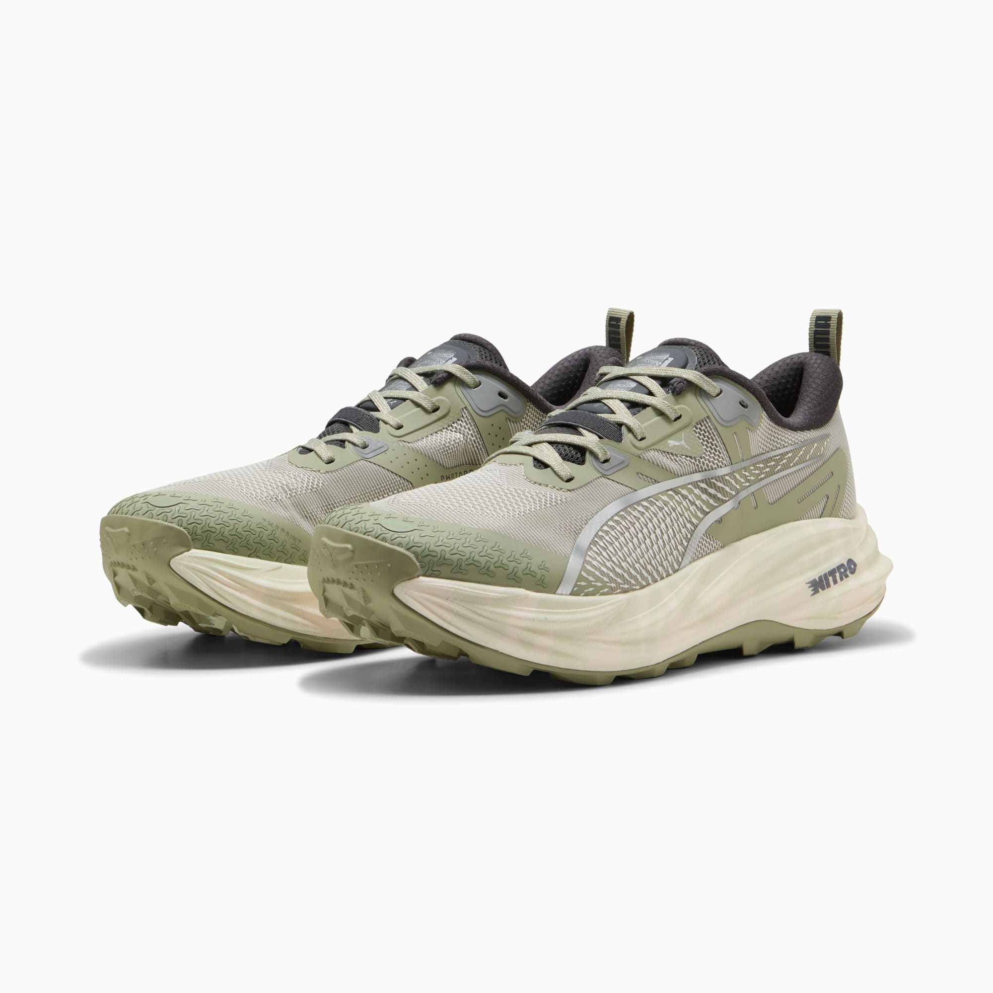 Olive PUMA Turnschuhe mit gewellter Sohle und dem Wort 'NITRO' an der Seite.