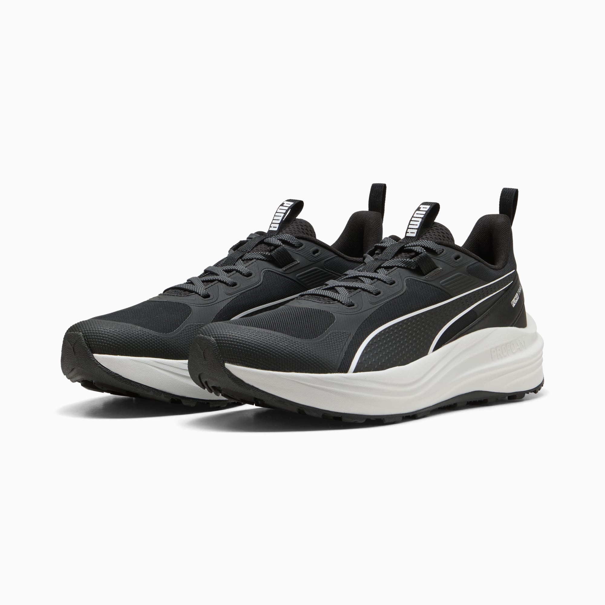 Baskets PUMA noires avec bandes Formstrip blanches et épaisse semelle claire.