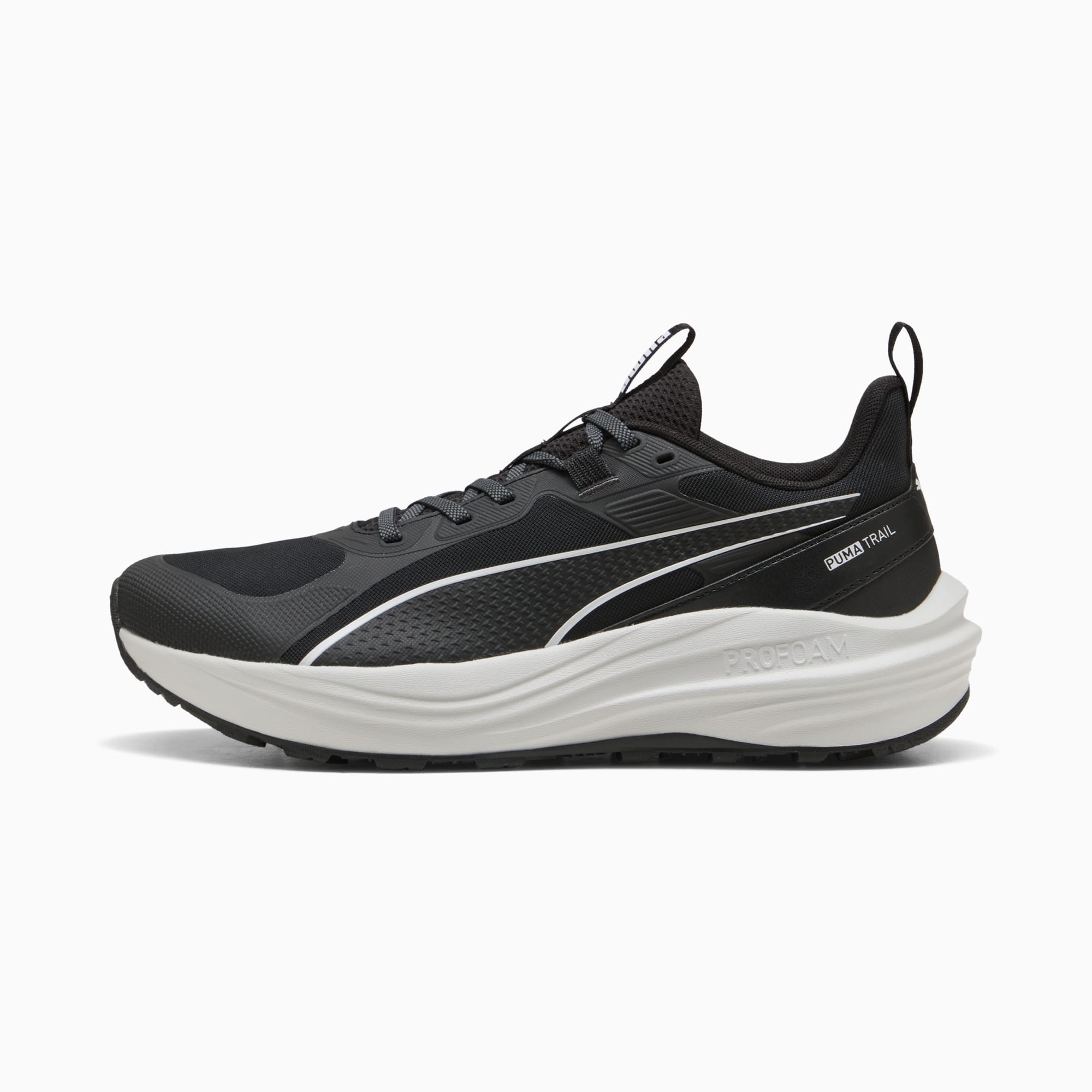 Chaussure de trail noire PUMA avec bande blanche et semelle 'PROFOAM'.