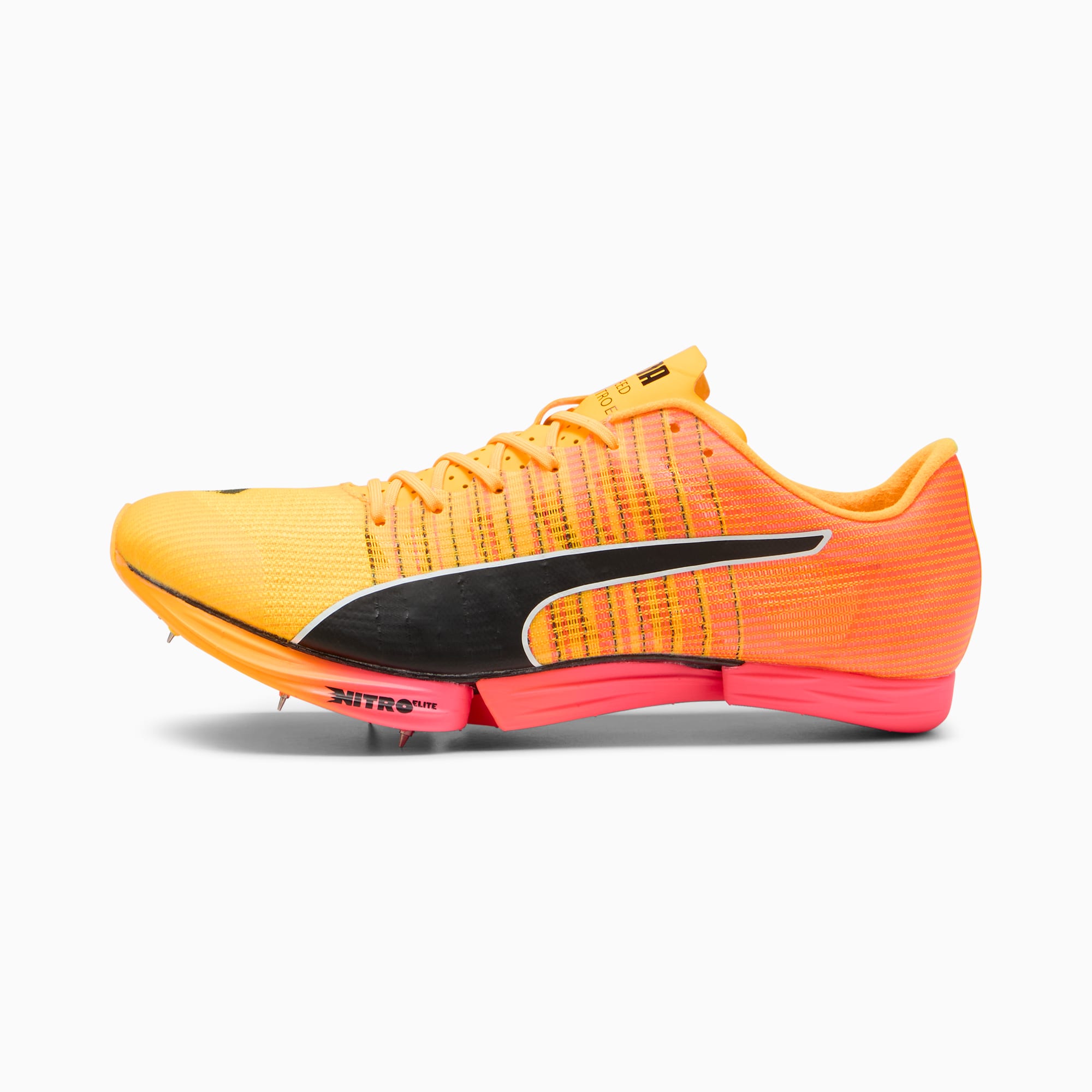 Oranje PUMA unisex schoen met zwarte Formstrip en zool met spikes.