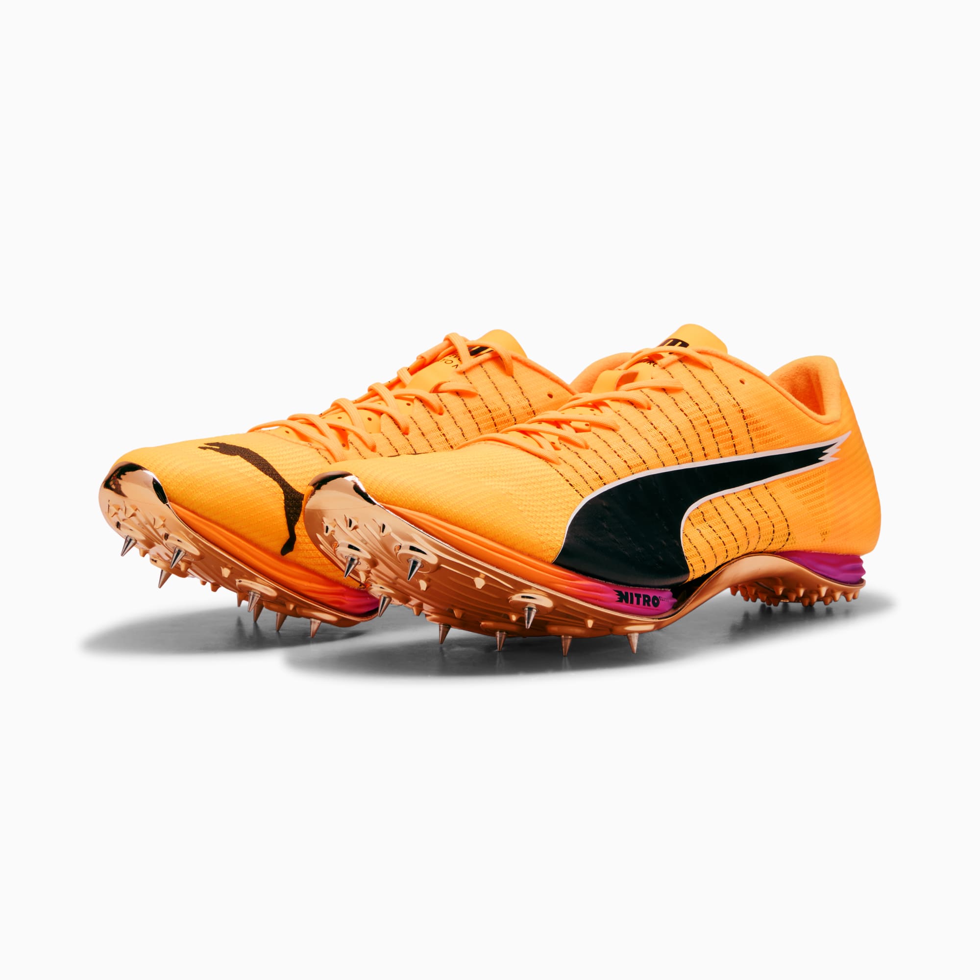 Oranje PUMA unisex spikes met zwart logo en metalen pinnen voor atletiek.