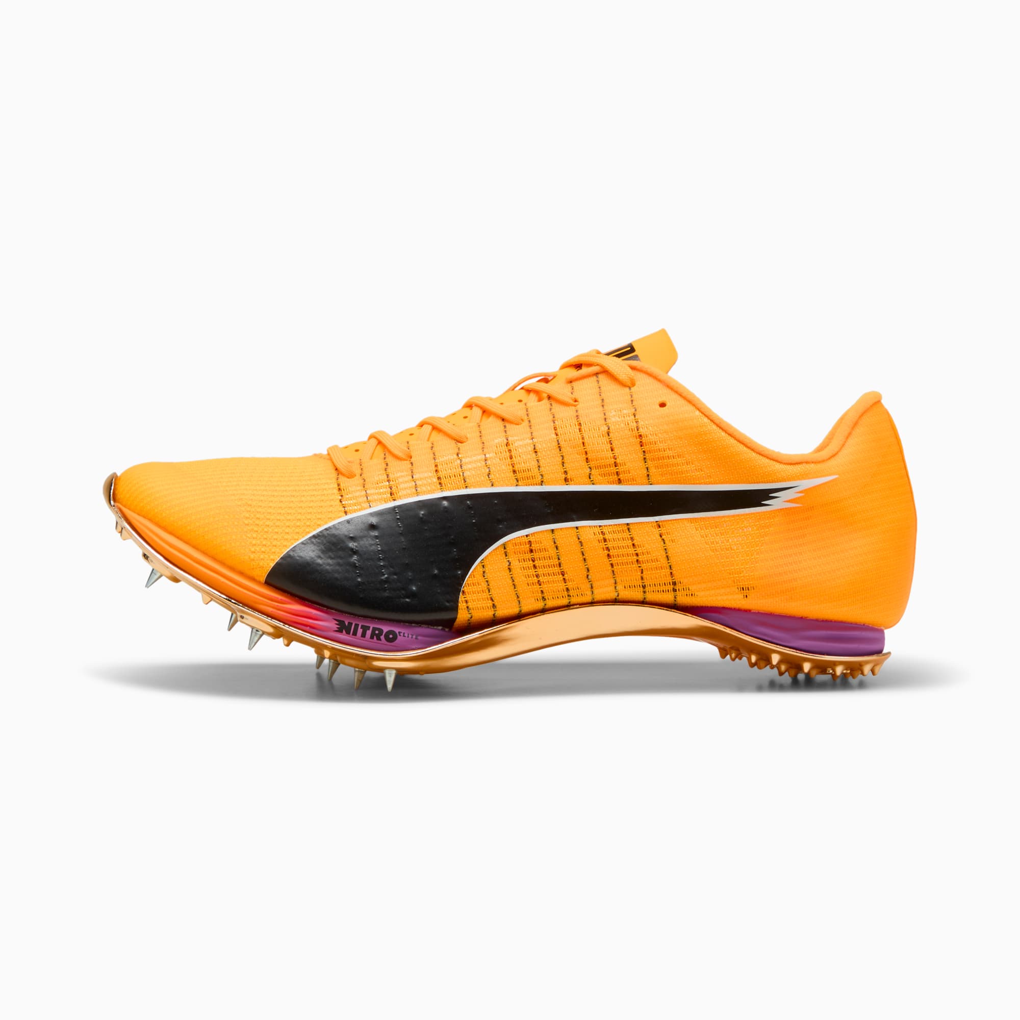 Oranje PUMA unisex spikeschoen met zwart logo en metalen spikes.
