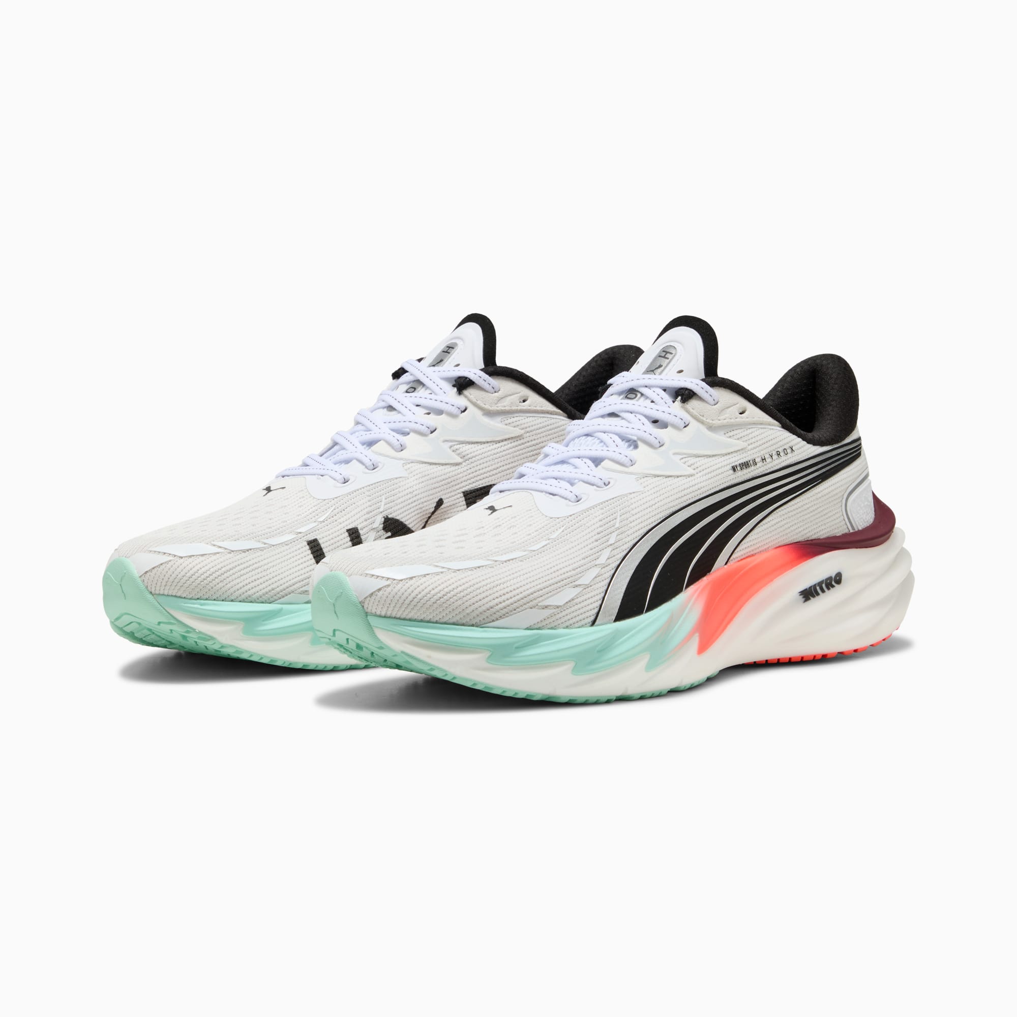 Scarpe da ginnastica PUMA bianche, per adulti, con un design menta, nero, rosso e bianco.