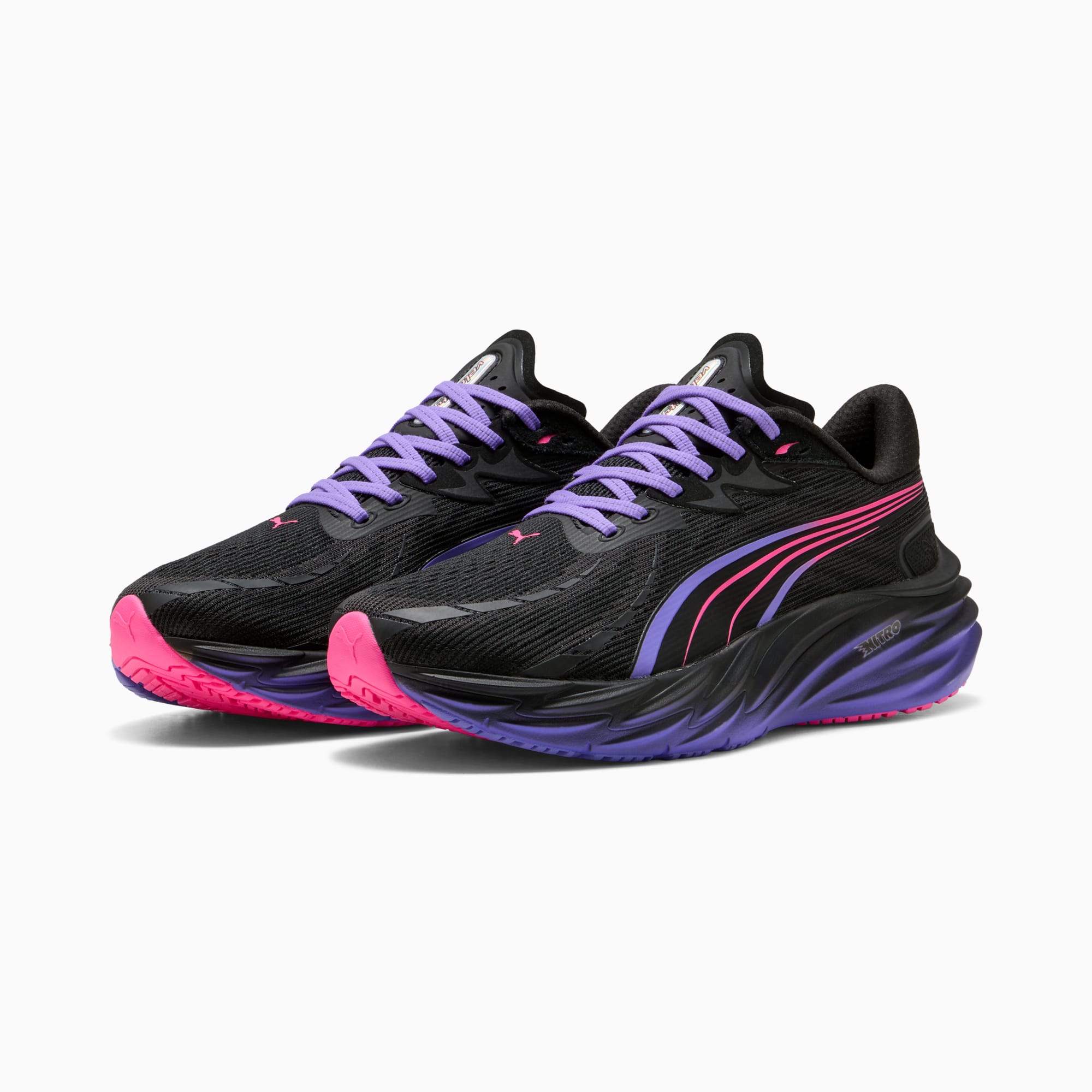 Scarpe da ginnastica PUMA nere con accenti rosa e viola, e chiusura con lacci.