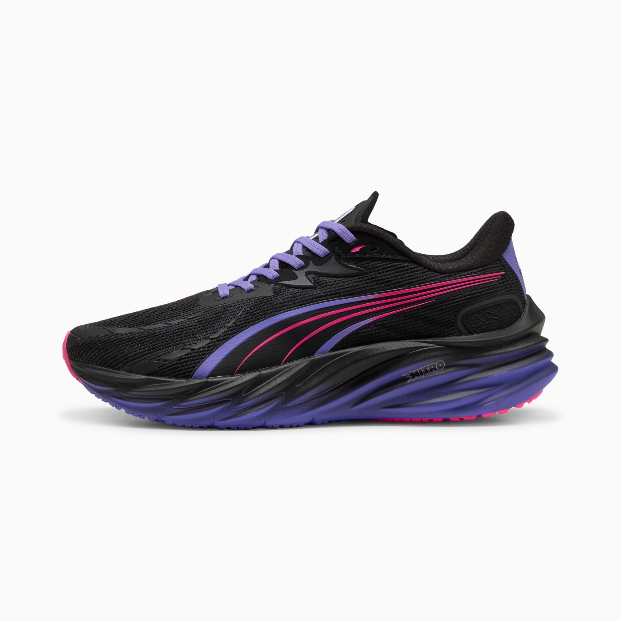 Scarpa da running PUMA nera per adulti con dettagli rosa e viola.
