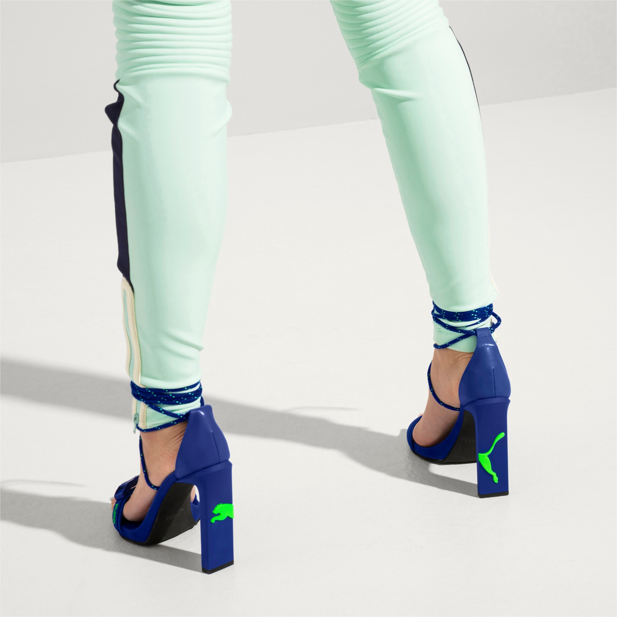 Prima Vedere Magazin Oficial Destul De Dragut Rihanna High Heel Puma Moto Yamaha Ro