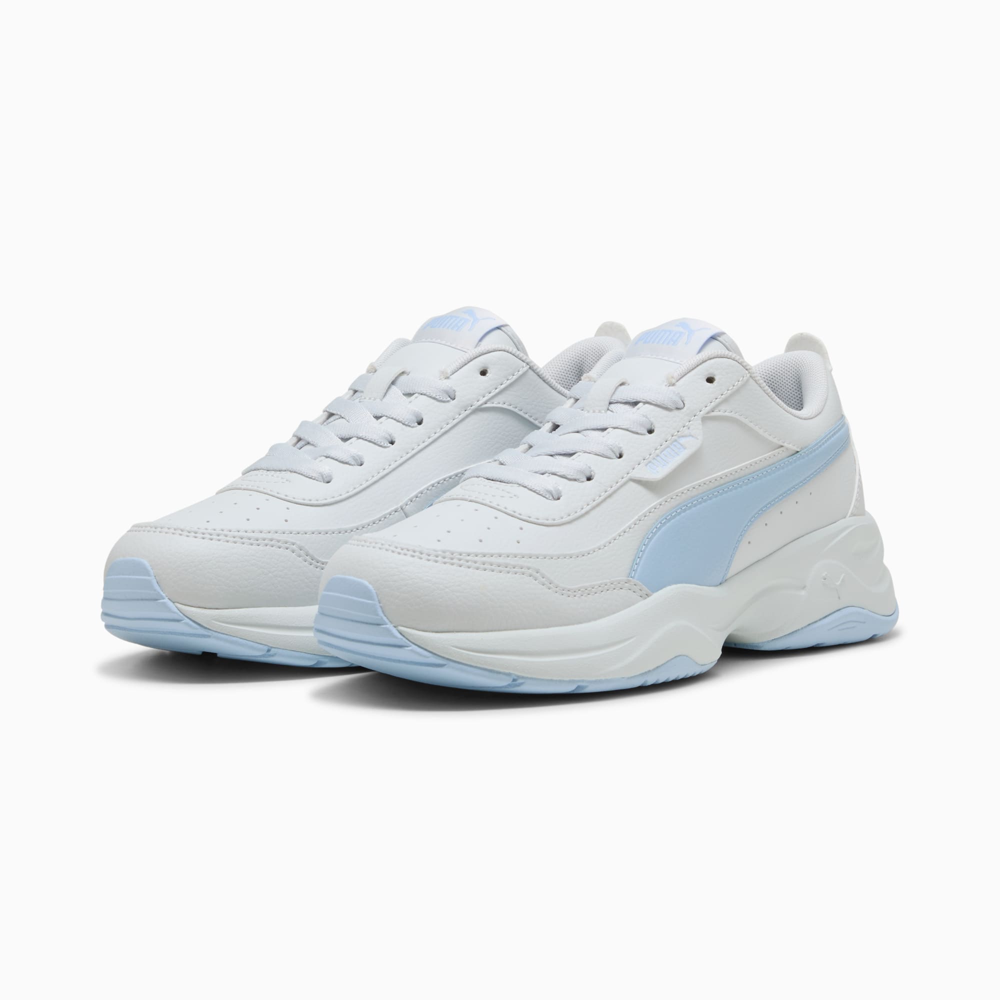 Baskets PUMA blanches pour adultes avec rayures et semelles bleu clair.