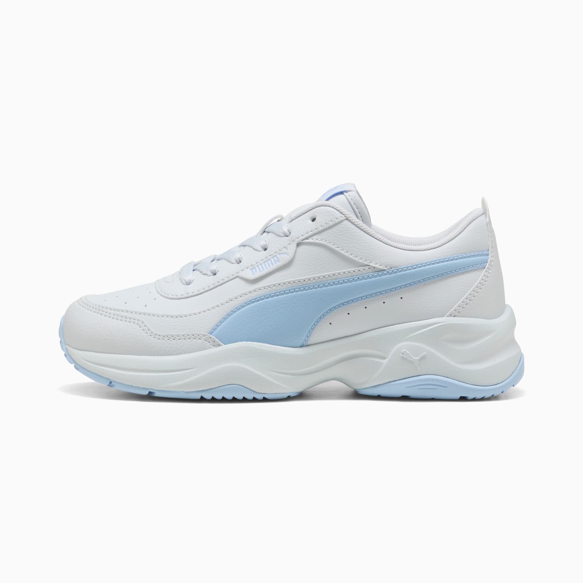 Basket PUMA blanche, femme, avec bande bleu clair et semelle épaisse.